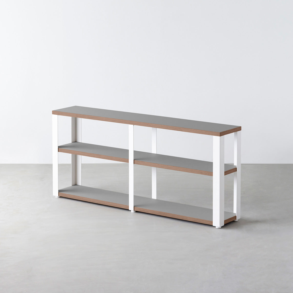 KanademonoのリノリウムAsh棚板とマットホワイト鉄脚のストレージシェルフ幅121~160cm（ウォルナット）