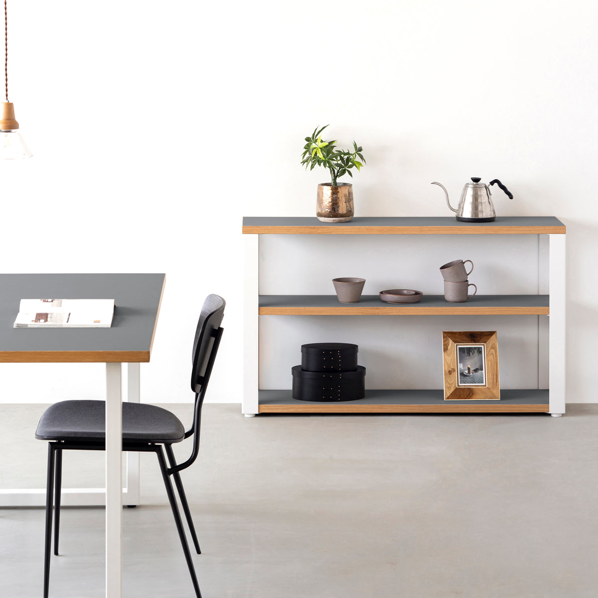 KanademonoのリノリウムAsh棚板とマットホワイト鉄脚のストレージシェルフ幅60~120cm（使用例）