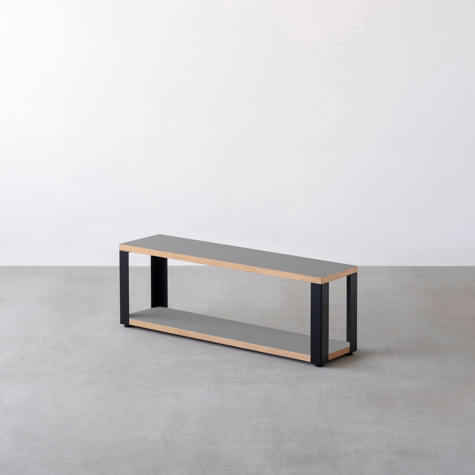 Kanademonoのリノリウム素材の棚板にブラックアイアンフレームを組み合わせた２段ストレージシェルフ /Ash