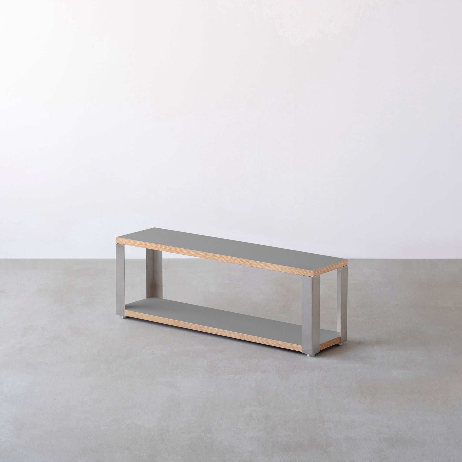 Kanademonoのリノリウム素材の棚板にステンレスフレームを組み合わせた２段ストレージシェルフ /Ash