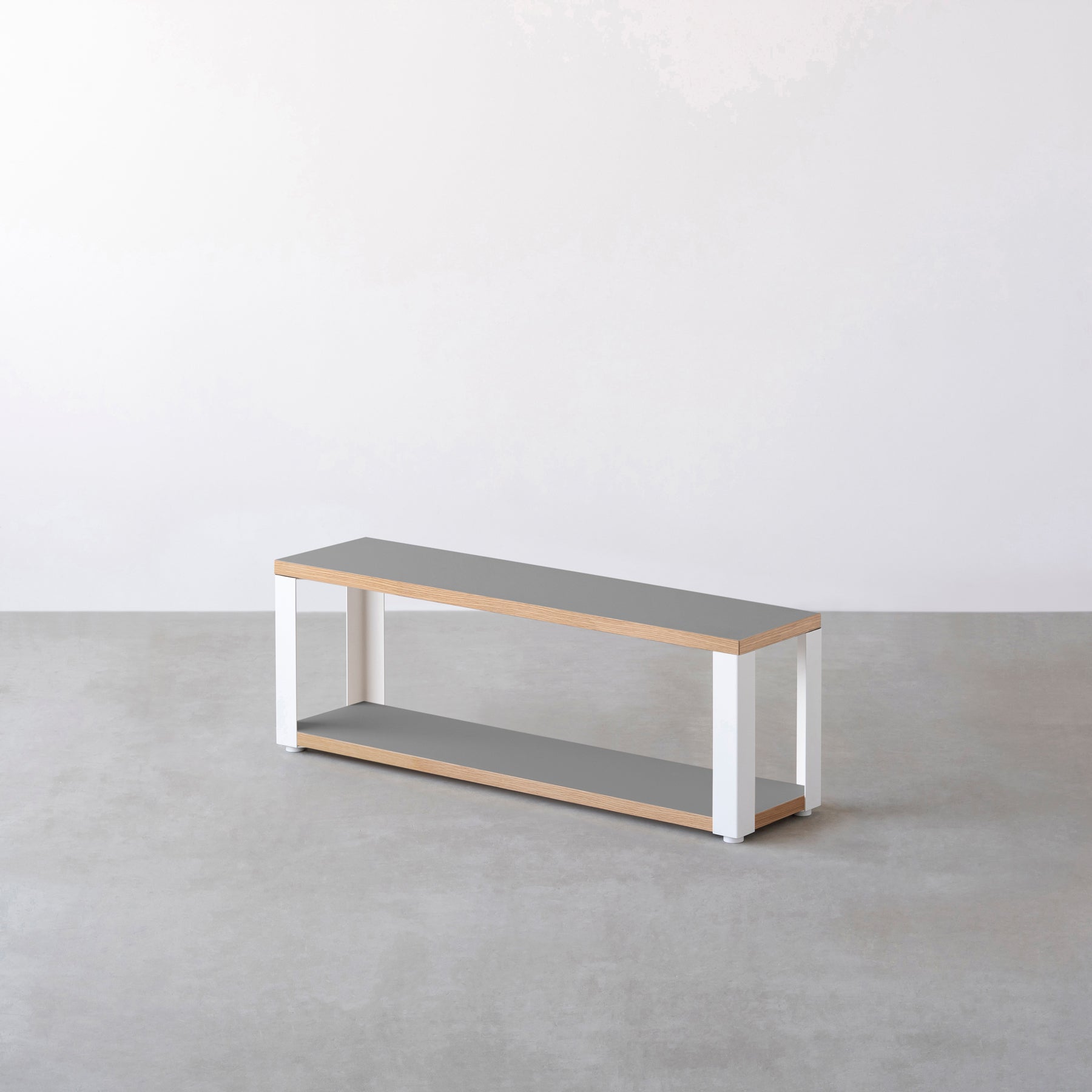 Kanademonoのリノリウム素材の棚板にホワイトのアイアンフレームを組み合わせた２段ストレージシェルフ /Ash