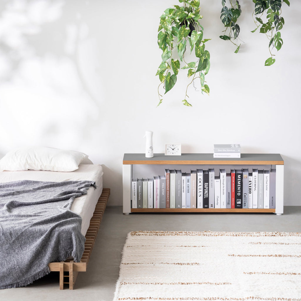 Kanademonoのリノリウム素材の棚板にホワイトのアイアンフレームを組み合わせた２段ストレージシェルフ /Ash（使用例）