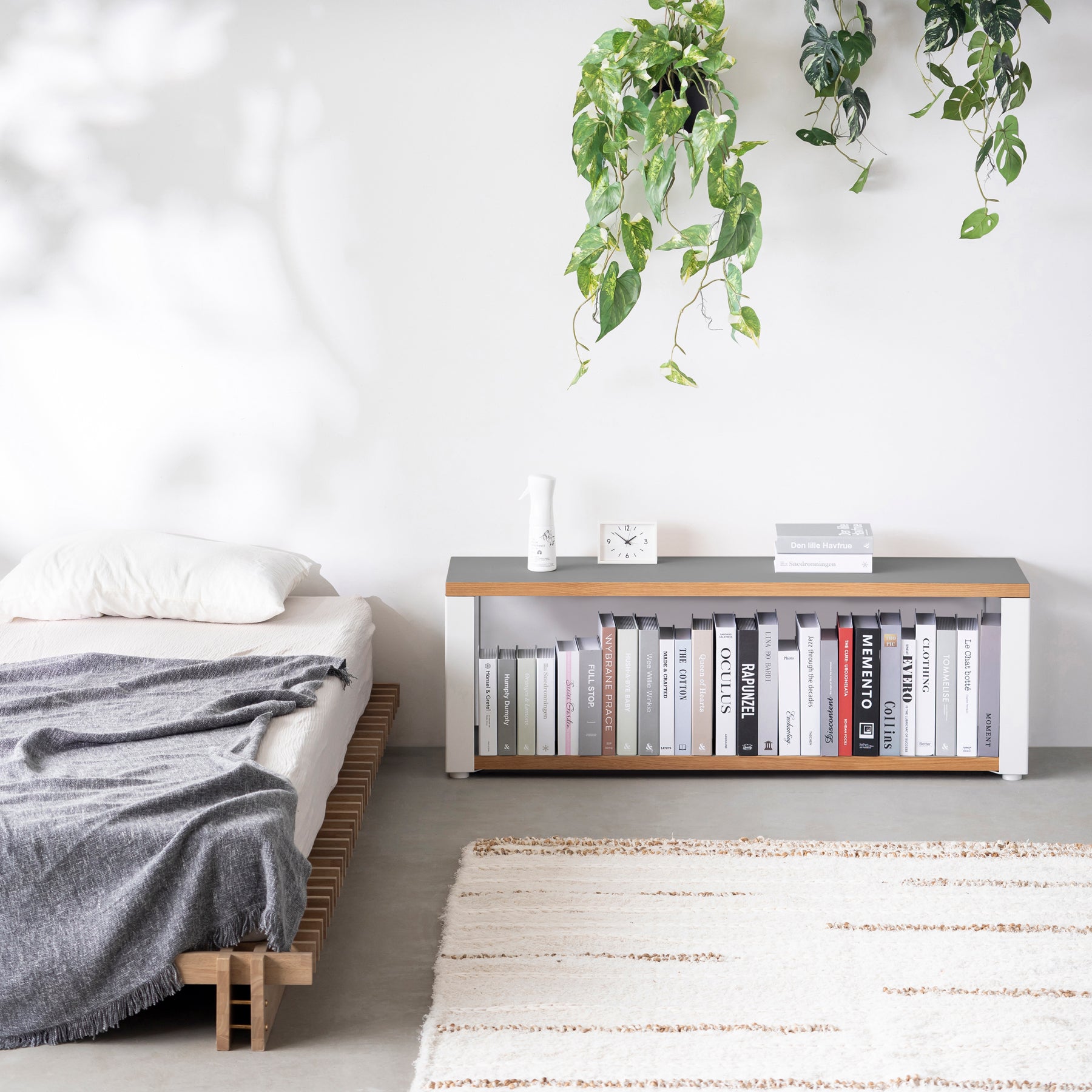 Kanademonoのリノリウム素材の棚板にホワイトのアイアンフレームを組み合わせた２段ストレージシェルフ /Ash（使用例）