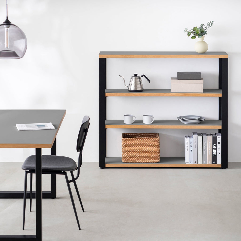 Kanademonoのリノリウム素材の棚板にブラックアイアンフレームを組み合わせた４段ストレージシェルフ /Ash（使用例）