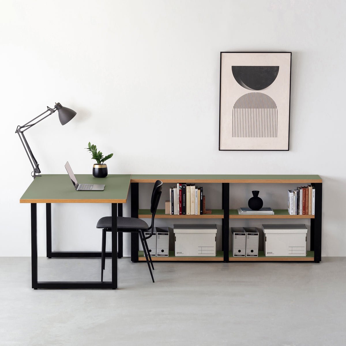 KanademonoのリノリウムOlive棚板とマットブラック鉄脚のストレージシェルフ幅121~160cm（使用例）
