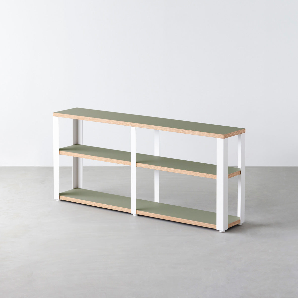 KanademonoのリノリウムOlive棚板とマットホワイト鉄脚のストレージシェルフ幅121~160cm（オーク）