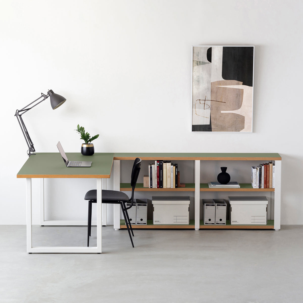 KanademonoのリノリウムOlive棚板とマットホワイト鉄脚のストレージシェルフ幅121~160cm（使用例）