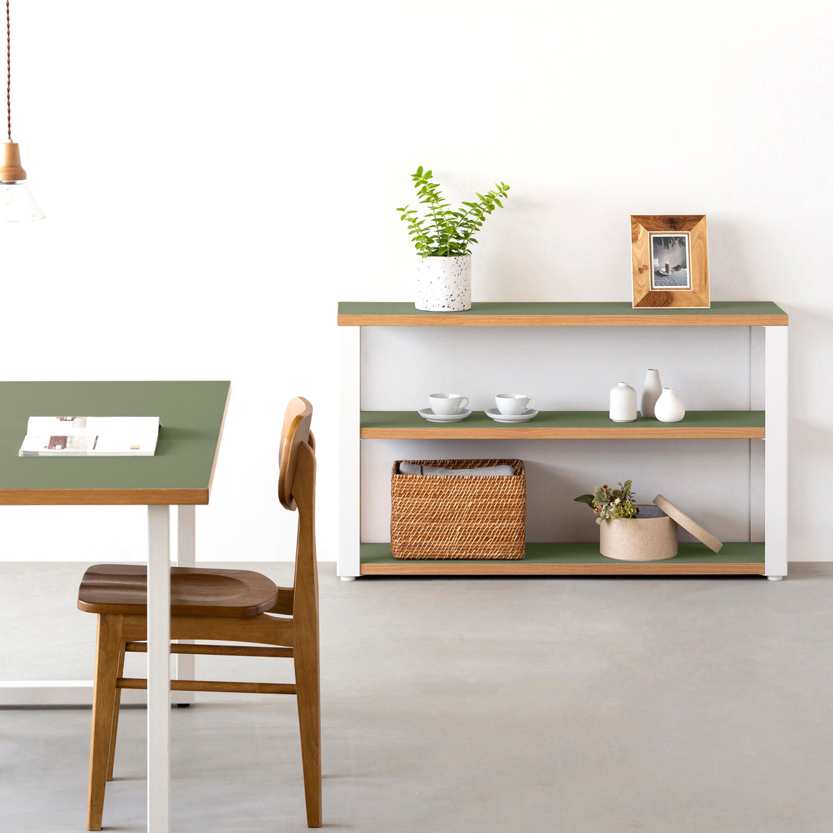 KanademonoのリノリウムOlive棚板とマットホワイト鉄脚のストレージシェルフ幅60~120cm（使用例）