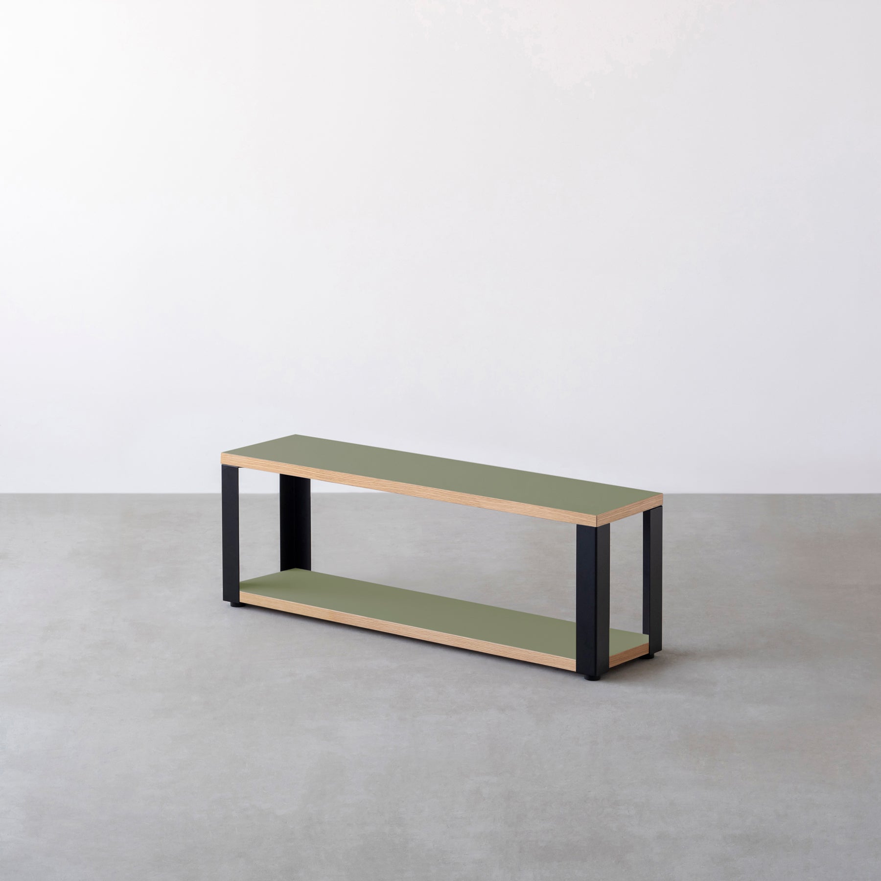 Kanademonoのリノリウム素材の棚板にブラックアイアンフレームを組み合わせた２段ストレージシェルフ /Olive