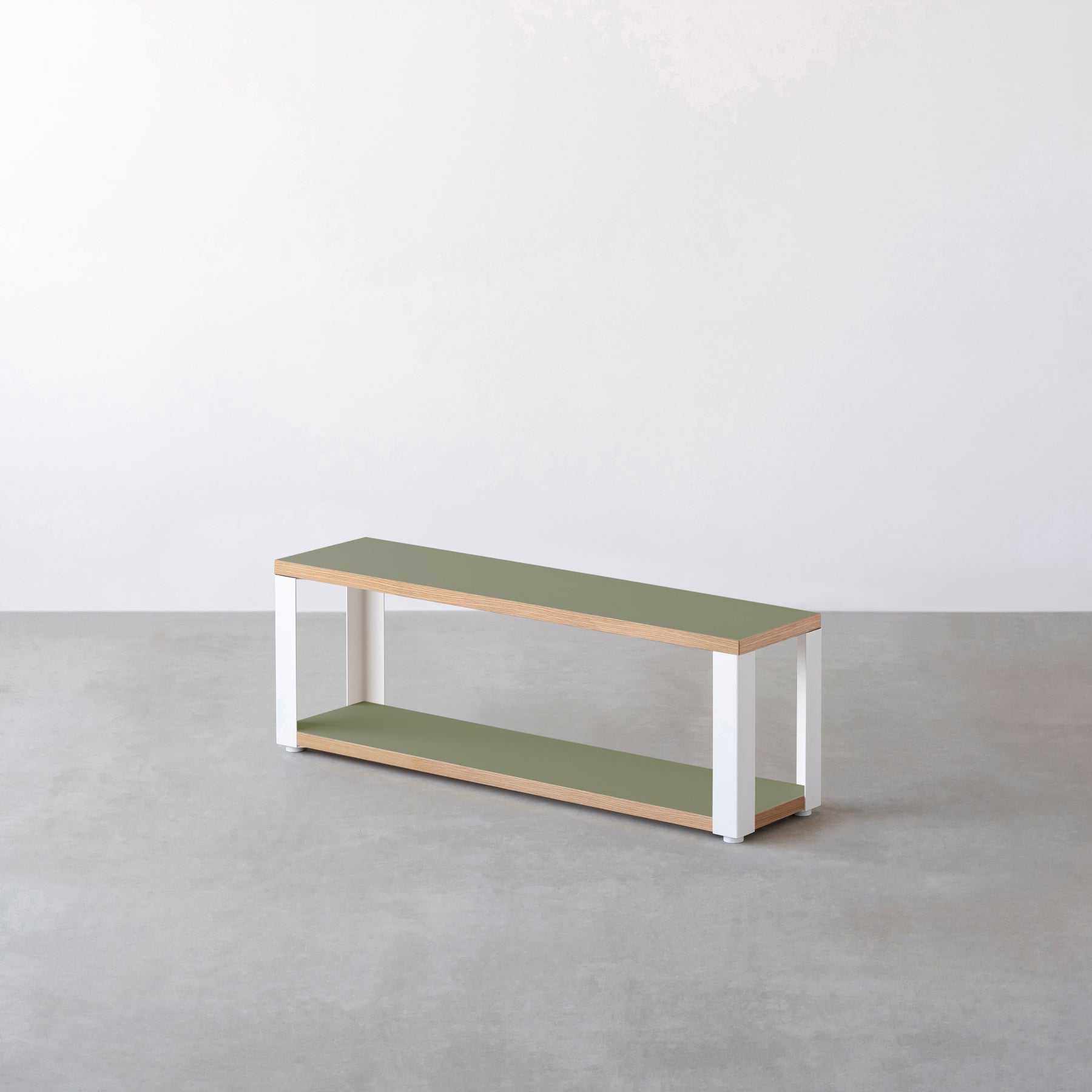 Kanademonoのリノリウム素材の棚板にホワイトのアイアンフレームを組み合わせた２段ストレージシェルフ /Olive