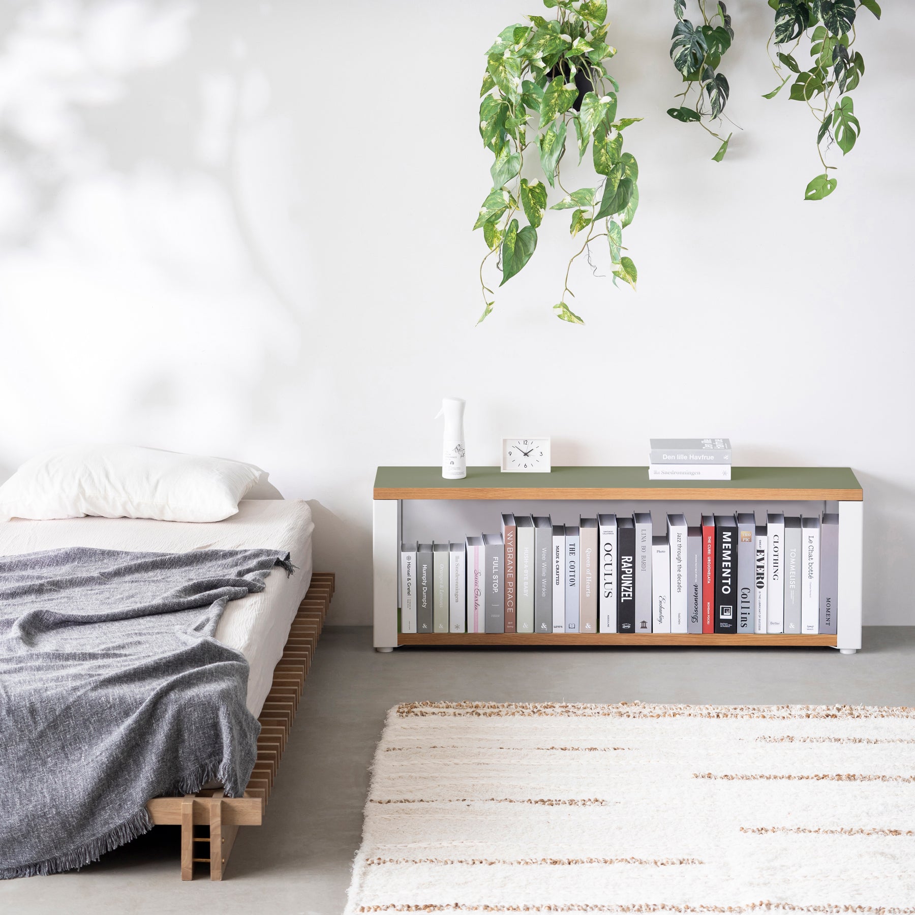 Kanademonoのリノリウム素材の棚板にホワイトのアイアンフレームを組み合わせた２段ストレージシェルフ /Olive（使用例）