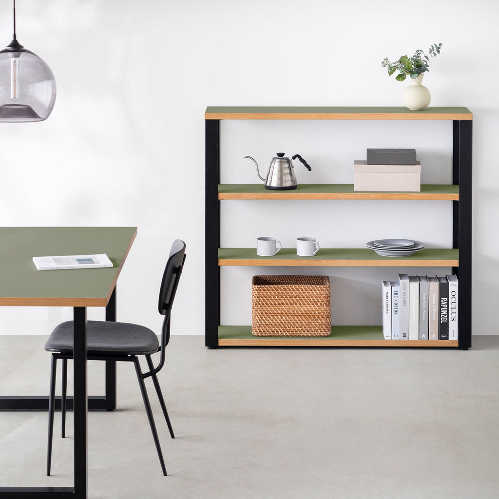 Kanademonoのリノリウム素材の棚板にブラックアイアンフレームを組み合わせた４段ストレージシェルフ /Olive（使用例）