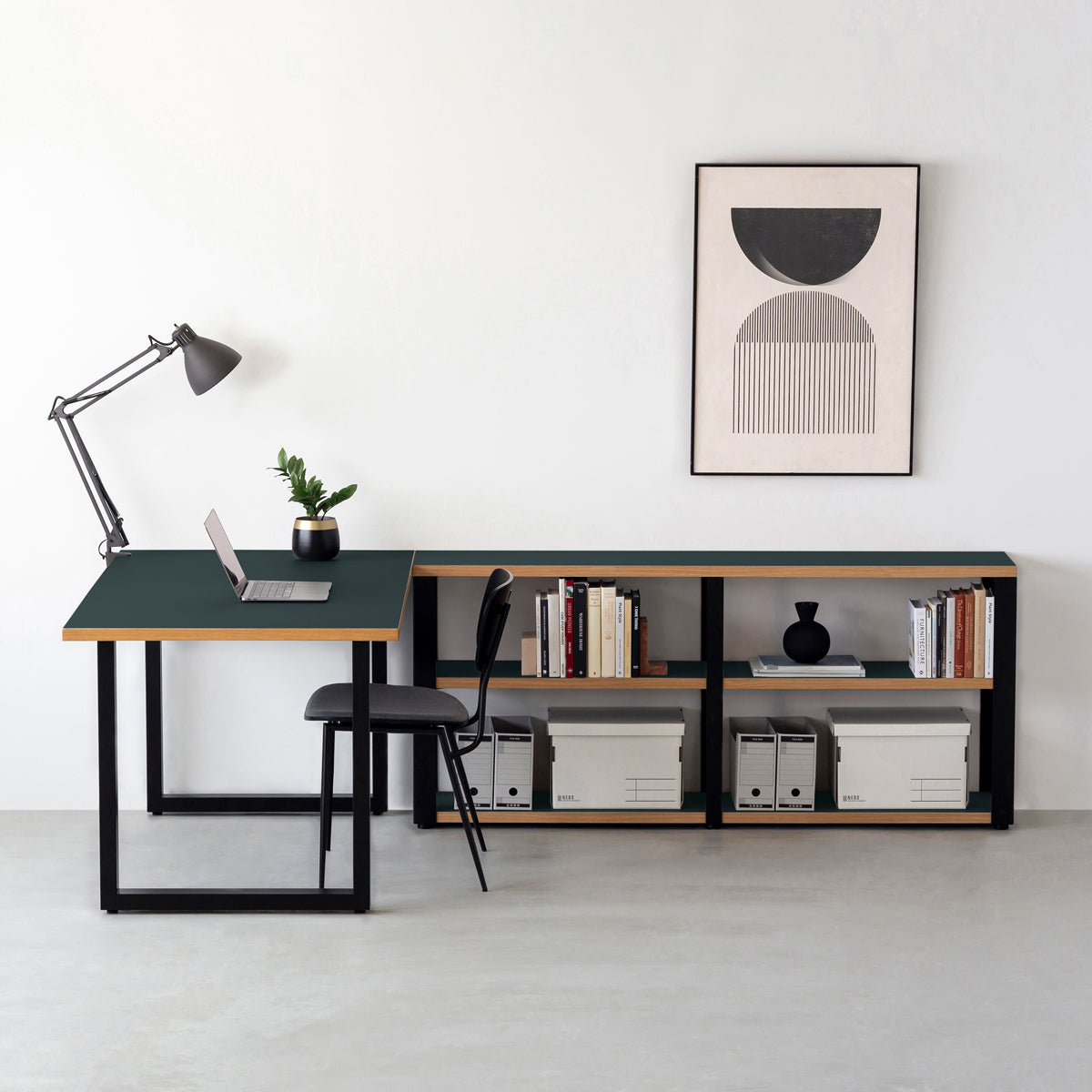 KanademonoのリノリウムConifer棚板とマットブラック鉄脚のストレージシェルフ幅121~160cm（使用例）