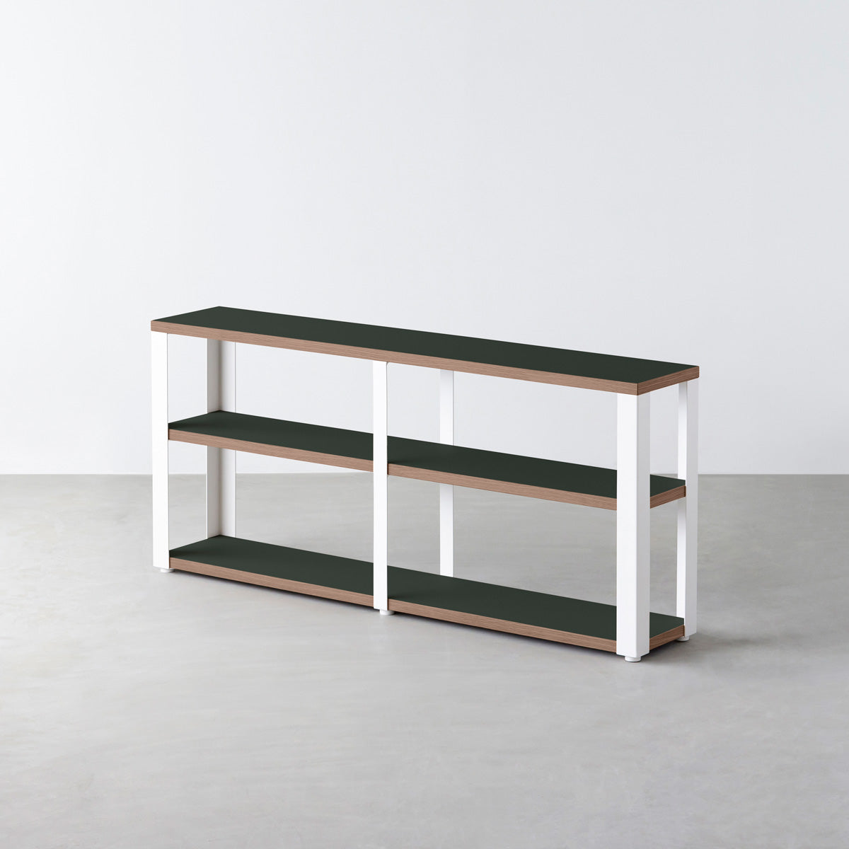 KanademonoのリノリウムConifer棚板とマットホワイト鉄脚のストレージシェルフ幅121~160cm（ウォルナット）