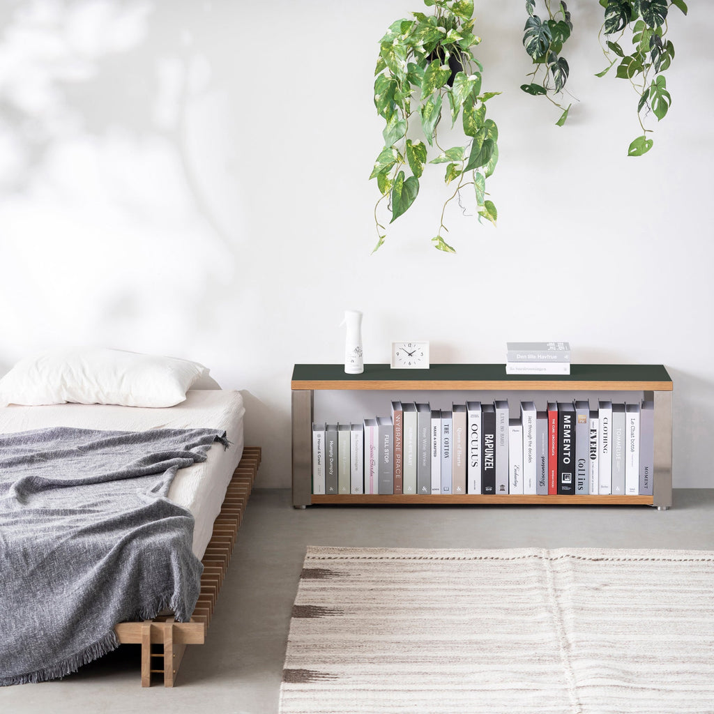 Kanademonoのリノリウム素材の棚板にステンレスフレームを組み合わせた２段ストレージシェルフ /Conifer（使用例）