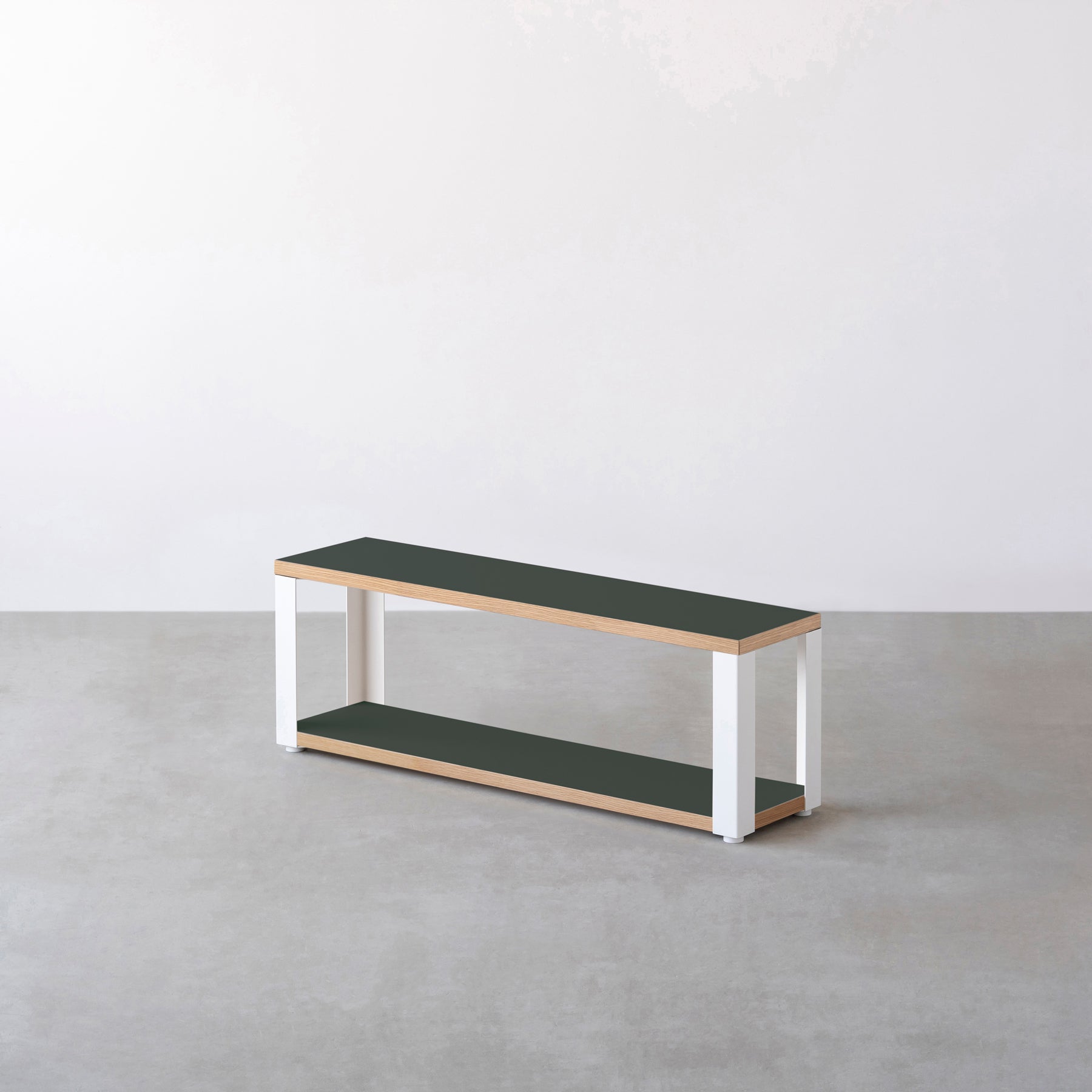 Kanademonoのリノリウム素材の棚板にホワイトのアイアンフレームを組み合わせた２段ストレージシェルフ /Conifer