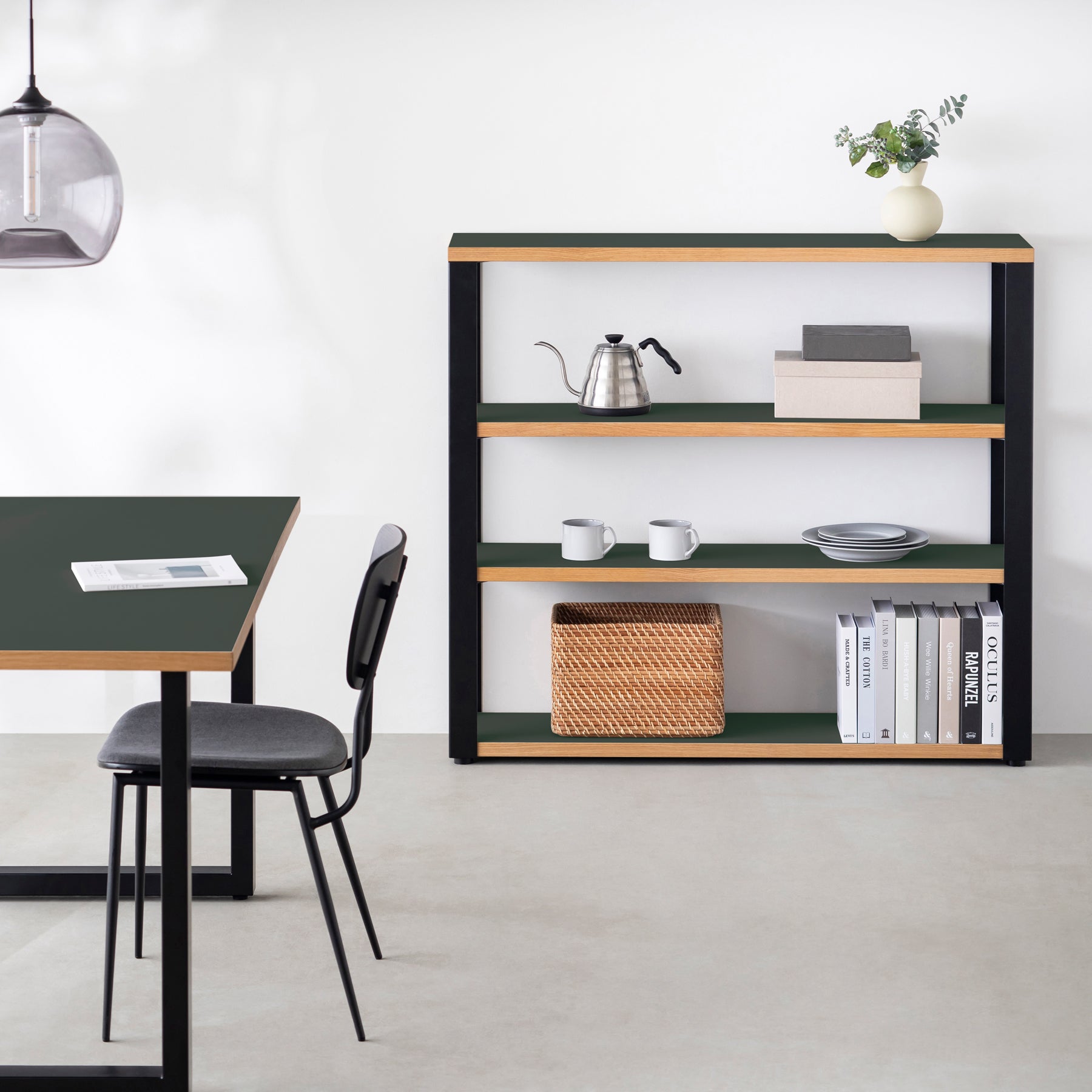 Kanademonoのリノリウム素材の棚板にブラックアイアンフレームを組み合わせた４段ストレージシェルフ /Conifer（使用例）