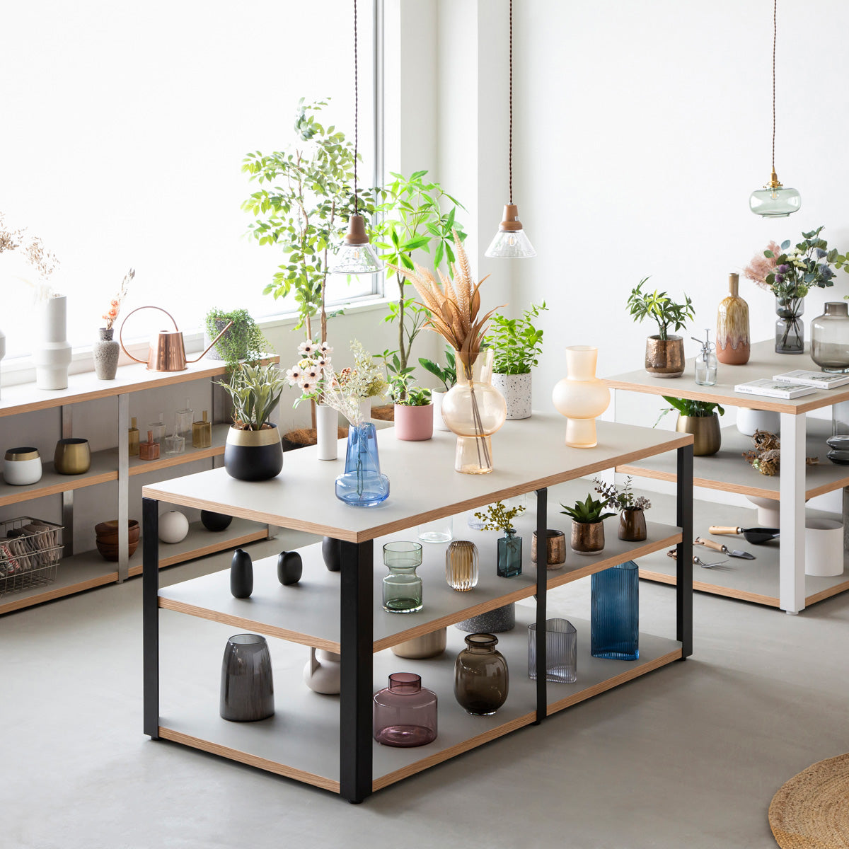 KanademonoのリノリウムPebble棚板とマットホワイト鉄脚のストレージシェルフ幅121~160cm（奥行41~80cm）使用例