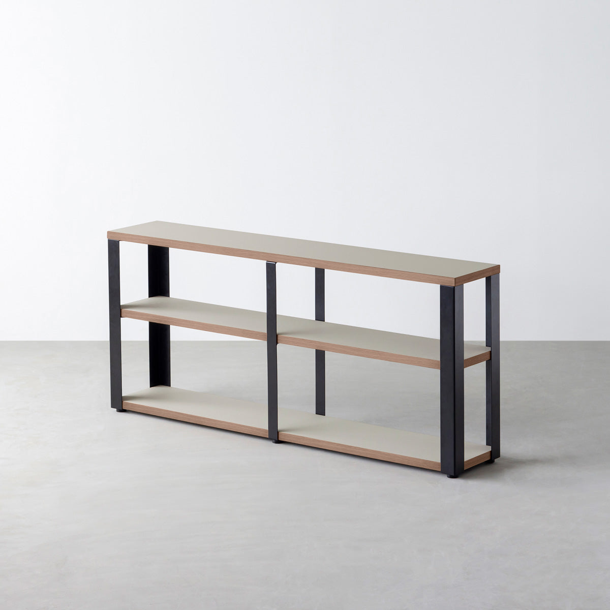 KanademonoのリノリウムPebble棚板とマットブラックの鉄脚のストレージシェルフ幅121~160cm（ウォルナット）