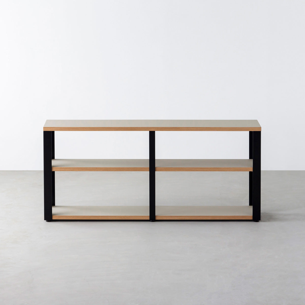 KanademonoのリノリウムPebble棚板とマットブラックの鉄脚のストレージシェルフ幅121~160cm（正面）