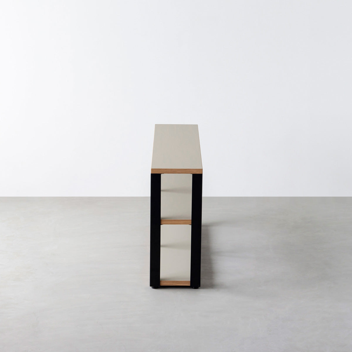 KanademonoのリノリウムPebble棚板とマットブラックの鉄脚のストレージシェルフ幅121~160cm（側面）