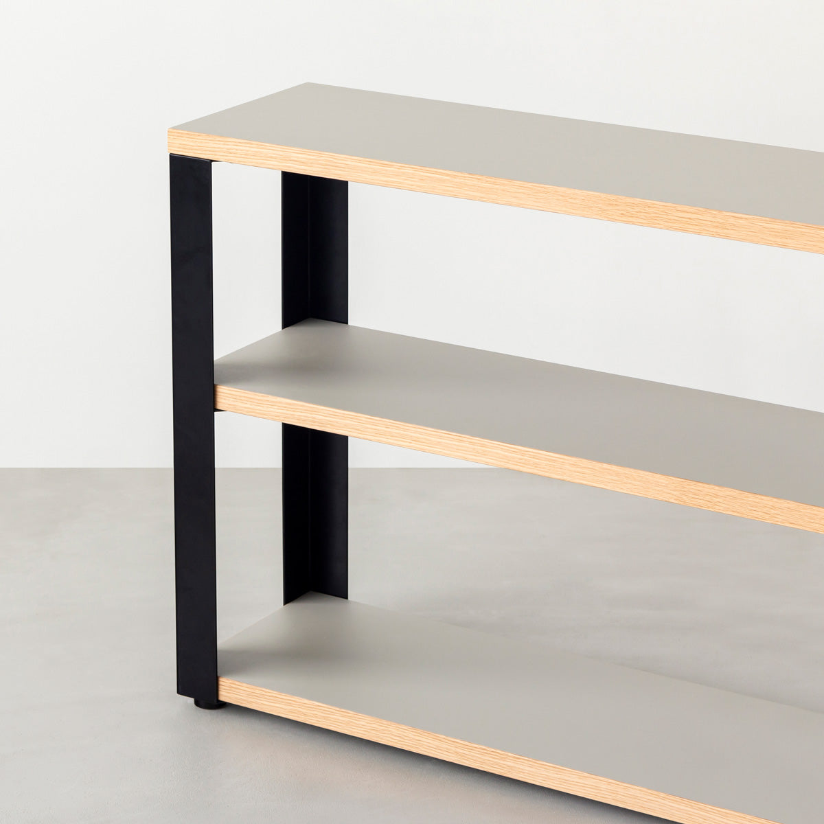 KanademonoのリノリウムPebble棚板とマットブラックの鉄脚のストレージシェルフ幅60~120cm（寄り）