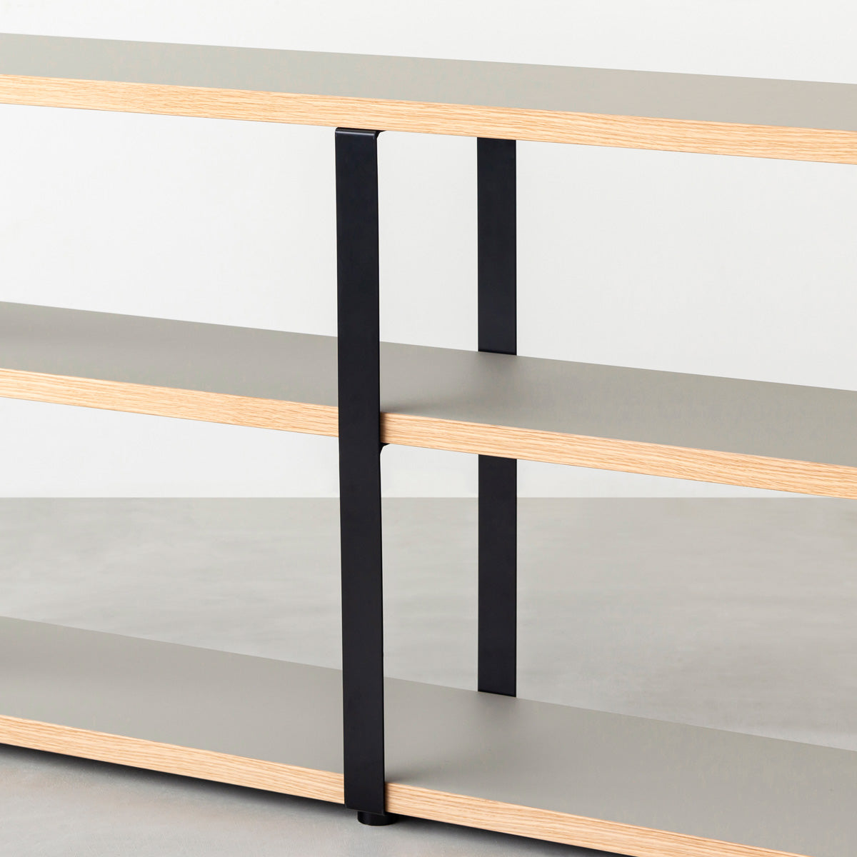 KanademonoのリノリウムPebble棚板とマットブラックの鉄脚のストレージシェルフ幅121~160cm（寄り）