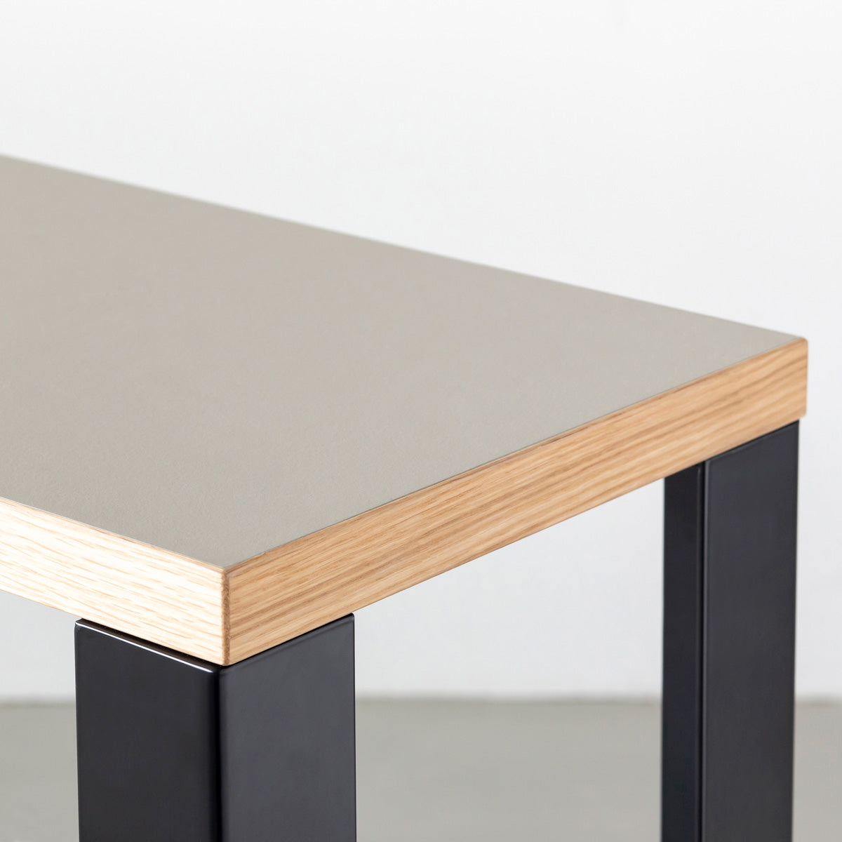 KanademonoのリノリウムPebble棚板とマットブラックの鉄脚のストレージシェルフ幅60~120cm（上部）