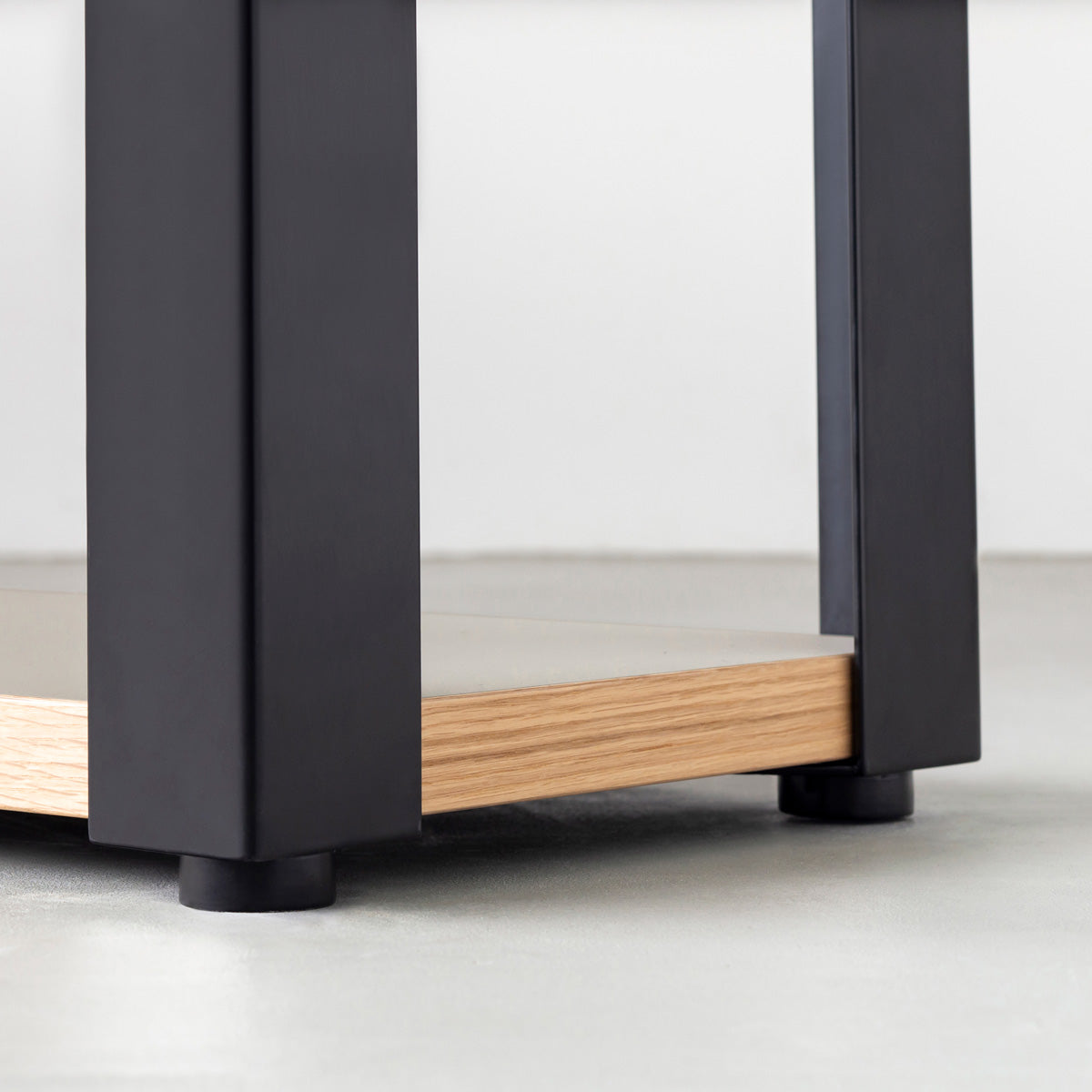 Kanademonoのリノリウム素材の棚板にブラックアイアンフレームを組み合わせた４段ストレージシェルフ /Pebble（フレーム）