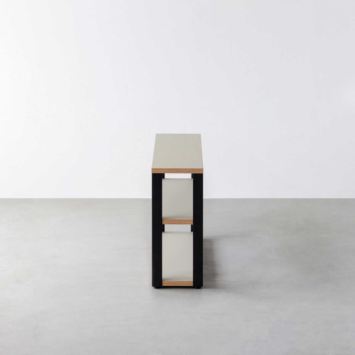 KanademonoのリノリウムPebble棚板とマットブラックの鉄脚のストレージシェルフ幅60~120cm（側面）