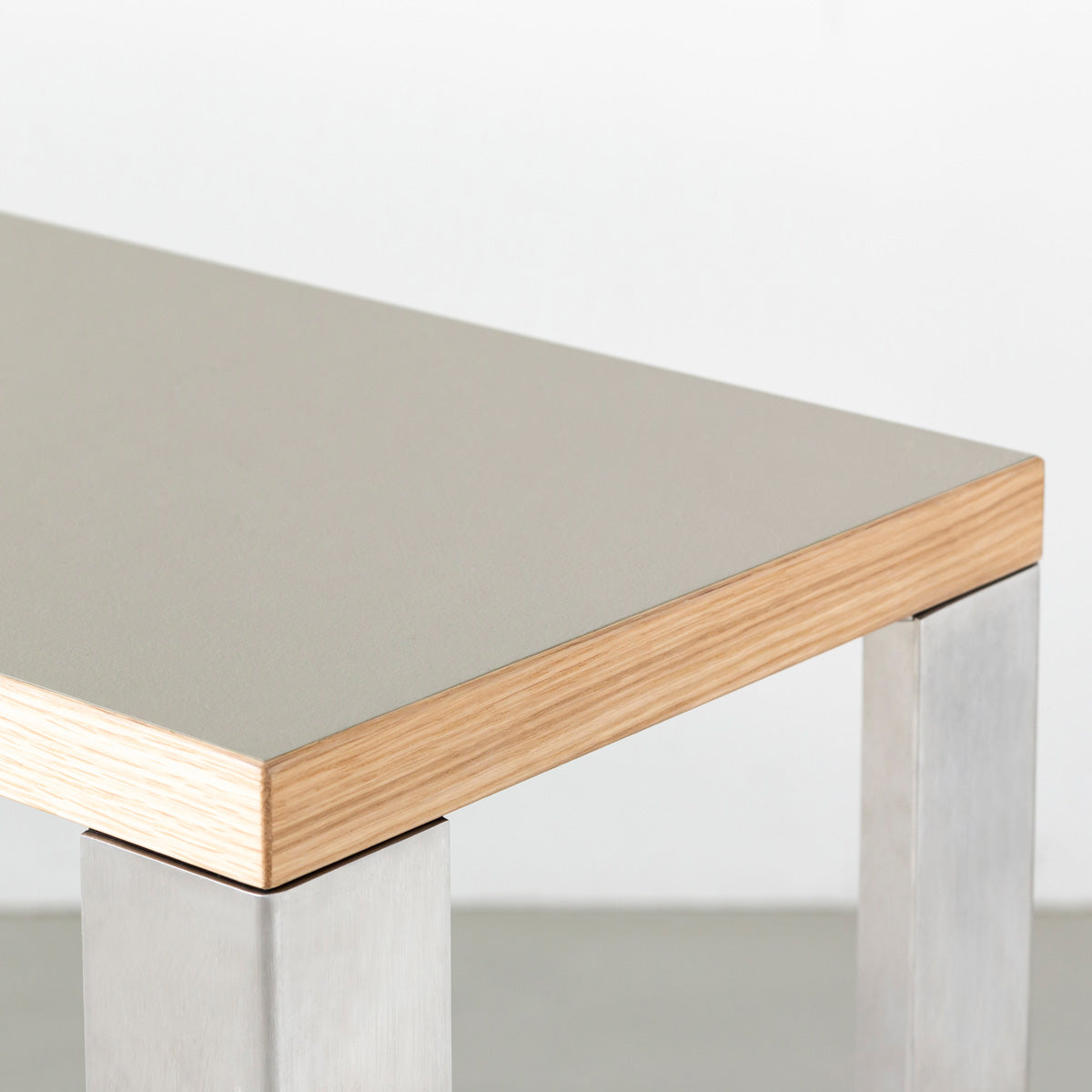 Kanademonoのリノリウム素材の棚板にステンレスフレームを組み合わせた２段ストレージシェルフ /Pebble（天板角）