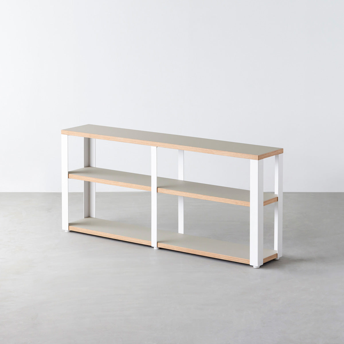 KanademonoのリノリウムPebble棚板とマットホワイト鉄脚のストレージシェルフ幅121~160cm（オーク）