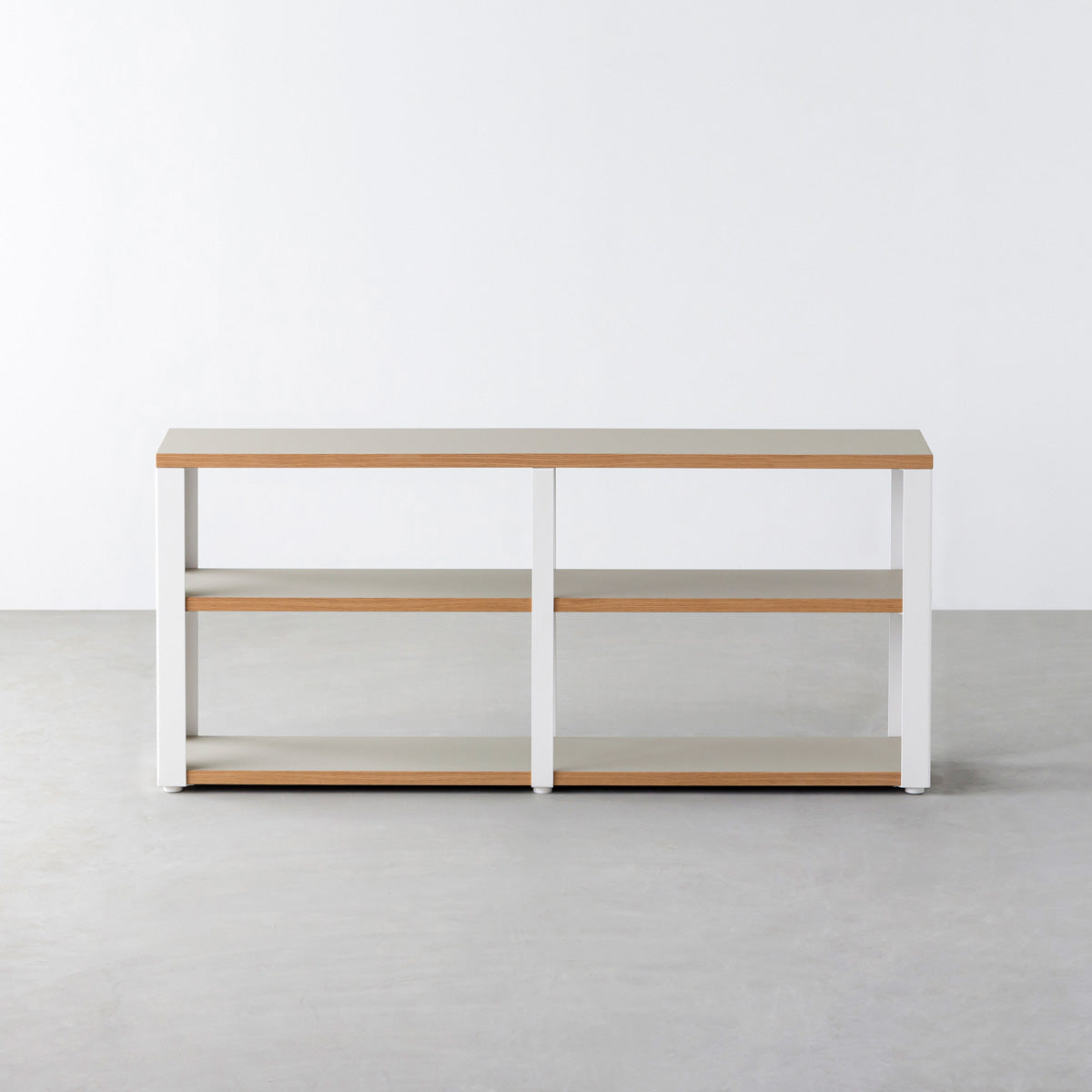 KanademonoのリノリウムPebble棚板とマットホワイト鉄脚のストレージシェルフ幅121~160cm（正面）