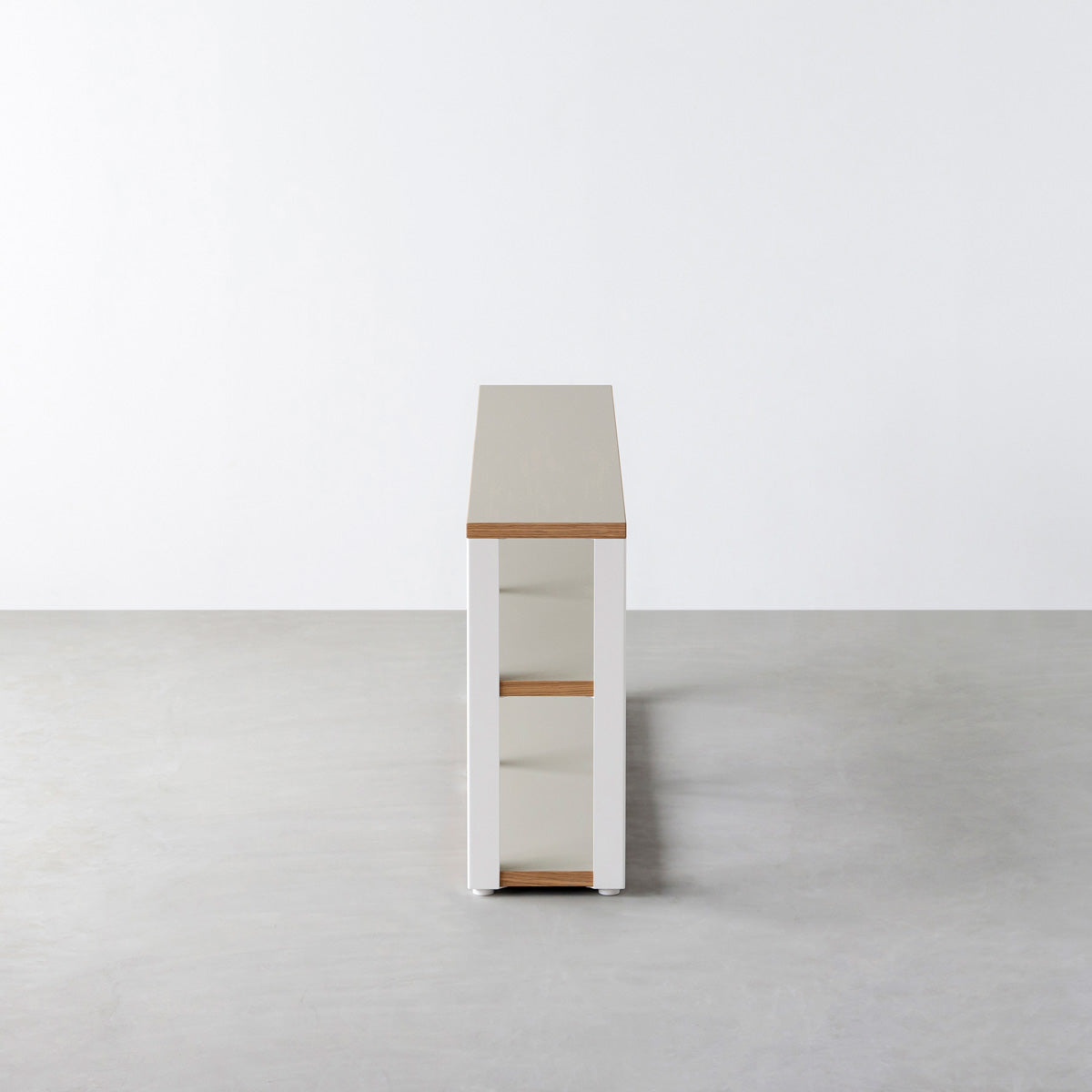 KanademonoのリノリウムPebble棚板とマットホワイト鉄脚のストレージシェルフ幅121~160cm（側面）