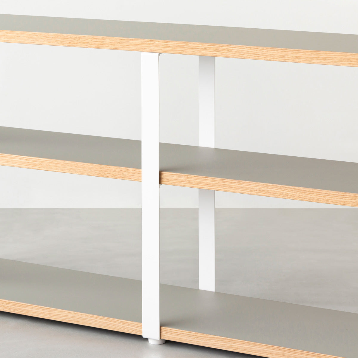 KanademonoのリノリウムPebble棚板とマットホワイト鉄脚のストレージシェルフ幅121~160cm（寄り）