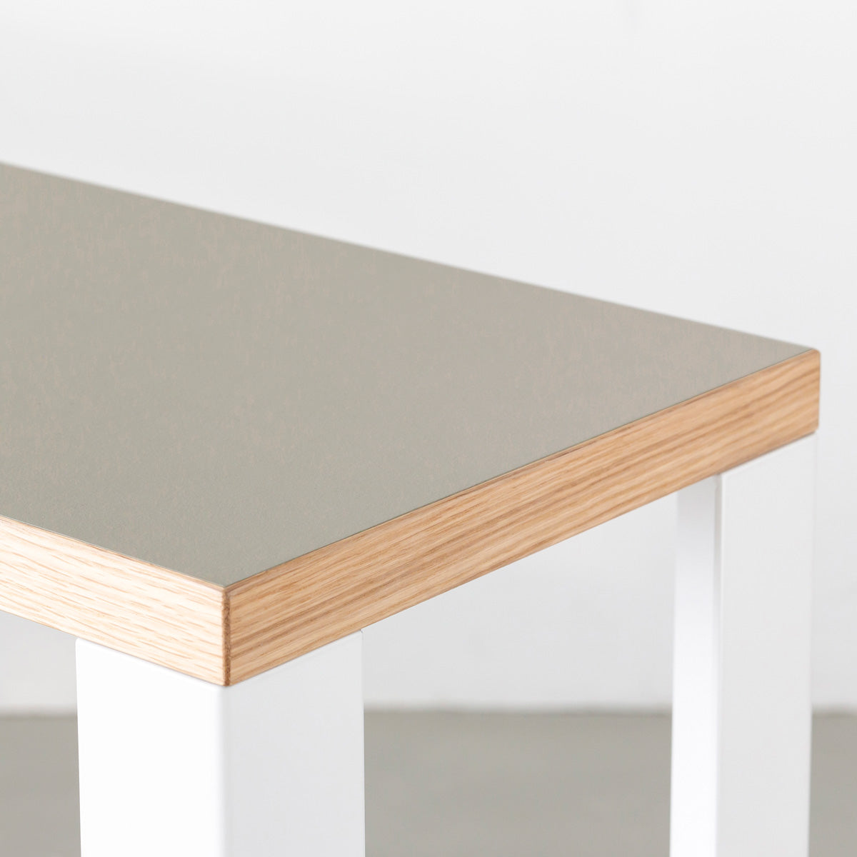 Kanademonoのリノリウム素材の棚板にホワイトのアイアンフレームを組み合わせた２段ストレージシェルフM /Pebble（天板角）