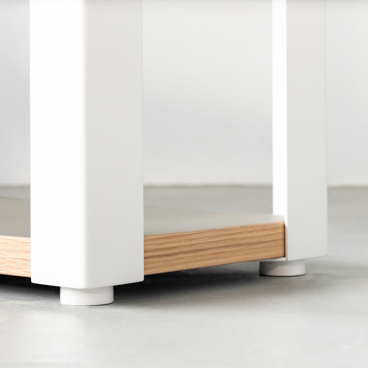 Kanademonoのリノリウム素材の棚板にホワイトのアイアンフレームを組み合わせた２段ストレージシェルフM /Pebble（フレーム）