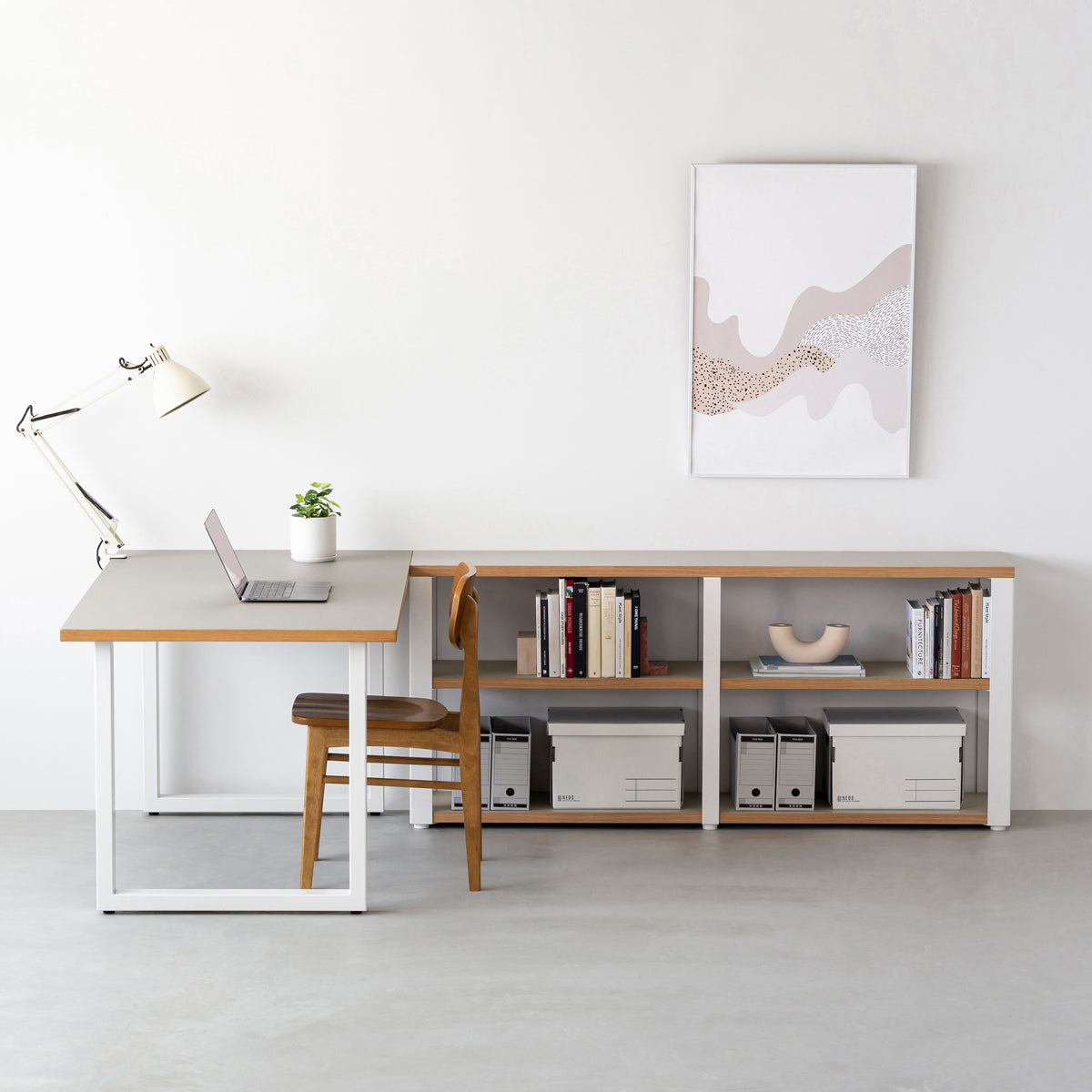 KanademonoのリノリウムPebble棚板とマットホワイト鉄脚のストレージシェルフ幅121~160cm（使用例）