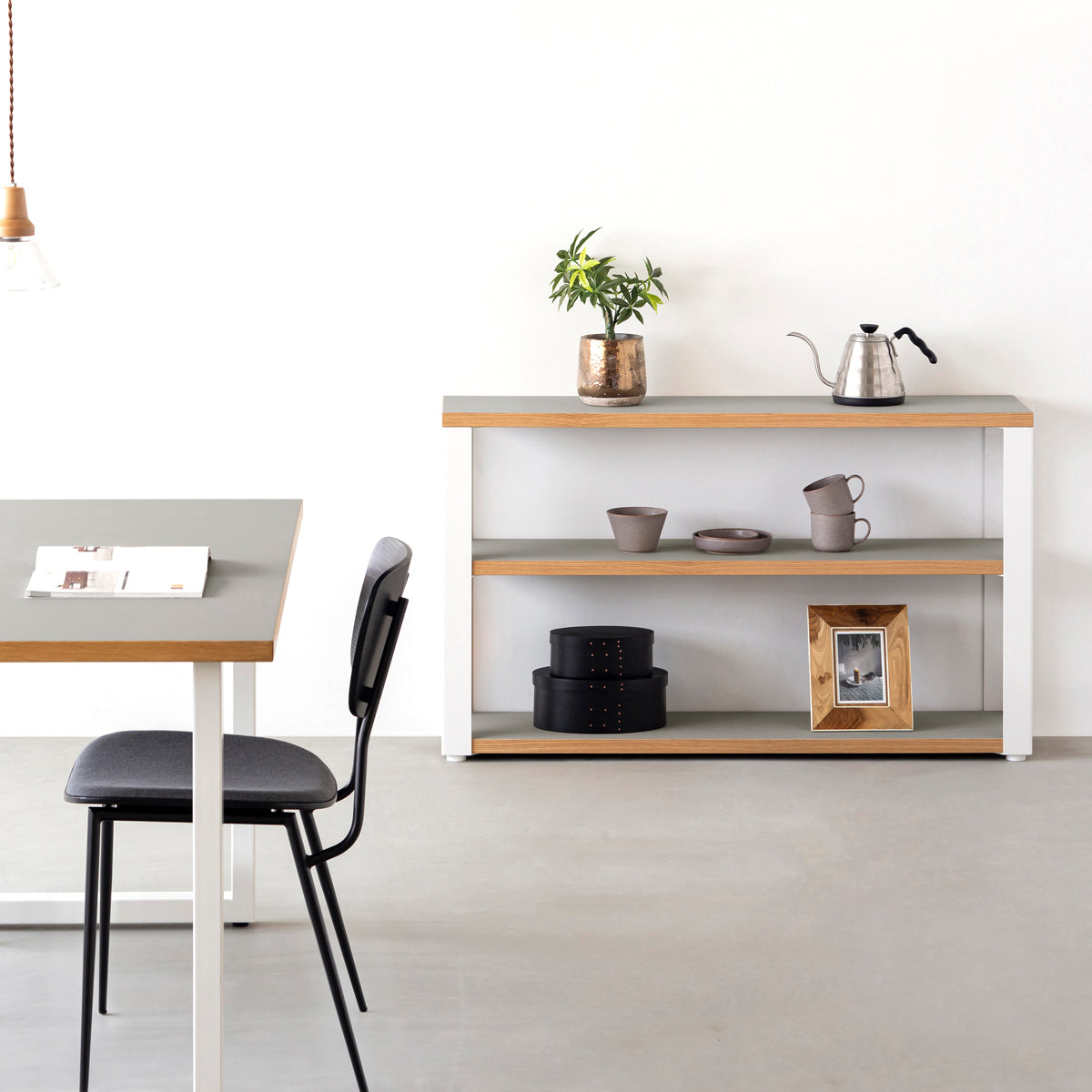 KanademonoのリノリウムPebble棚板とマットホワイト鉄脚のストレージシェルフ幅60~120cm（使用例）