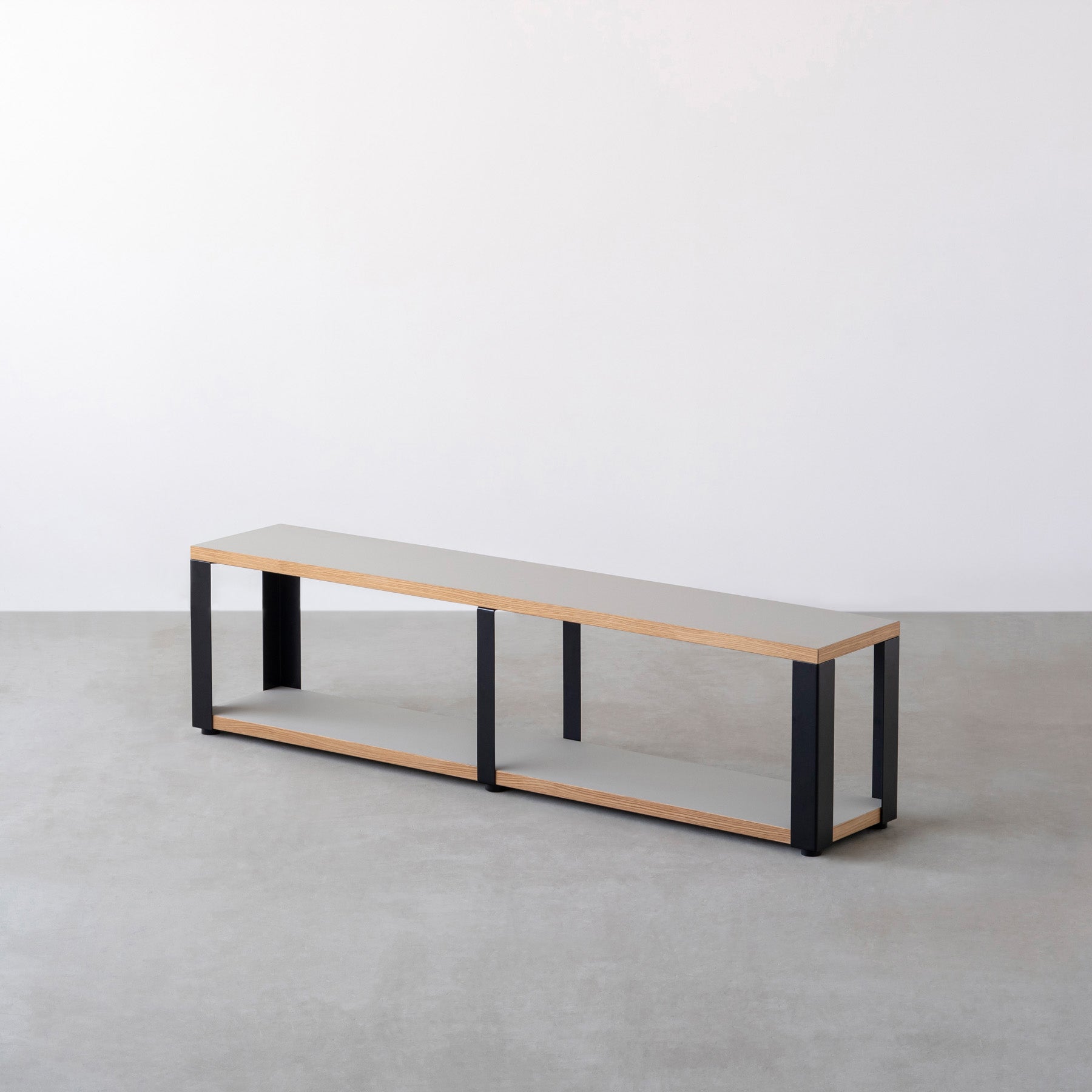 Kanademonoのリノリウム素材の棚板にブラックアイアンフレームを組み合わせた２段ストレージシェルフM /Pebble