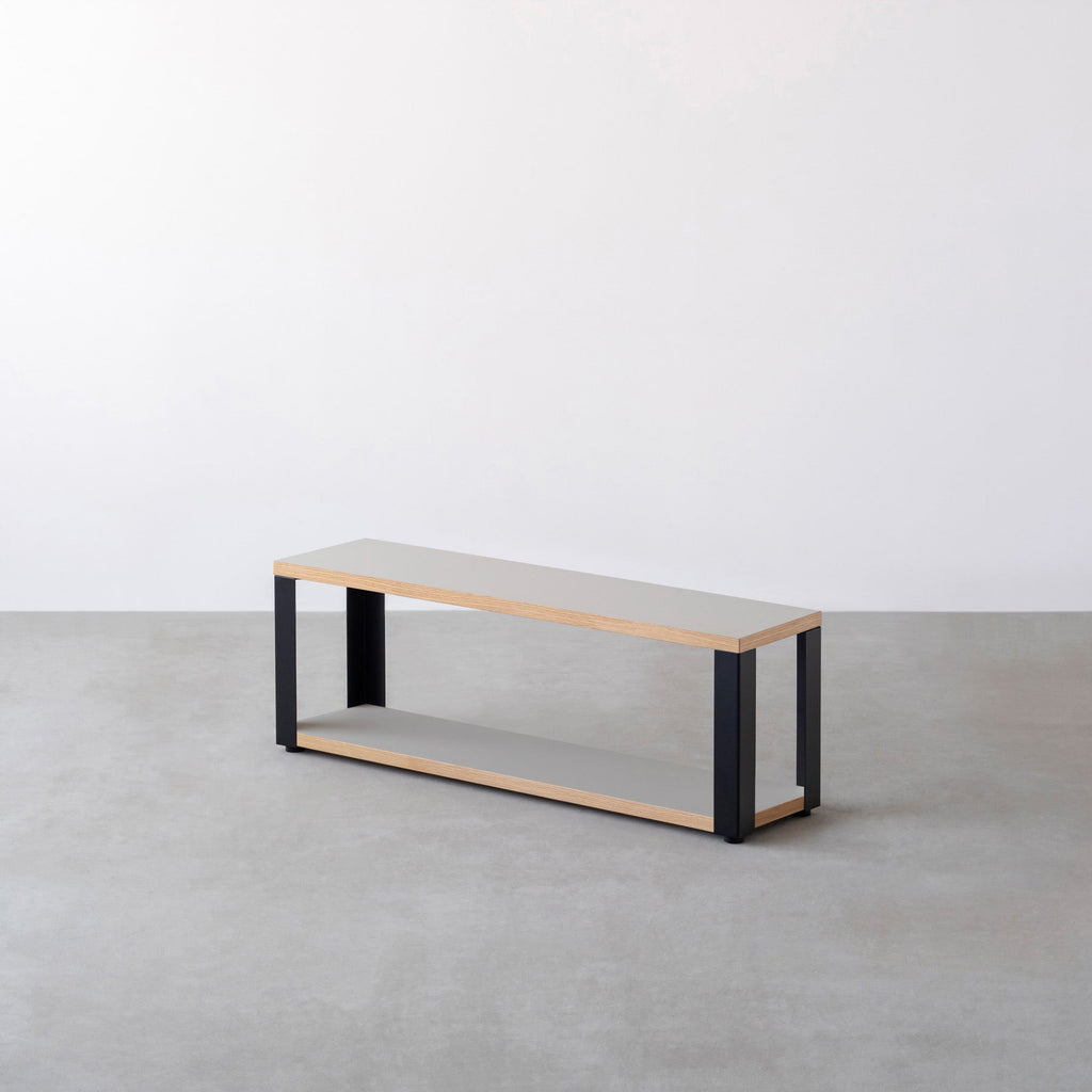 Kanademonoのリノリウム素材の棚板にブラックアイアンフレームを組み合わせた２段ストレージシェルフ /Pebble