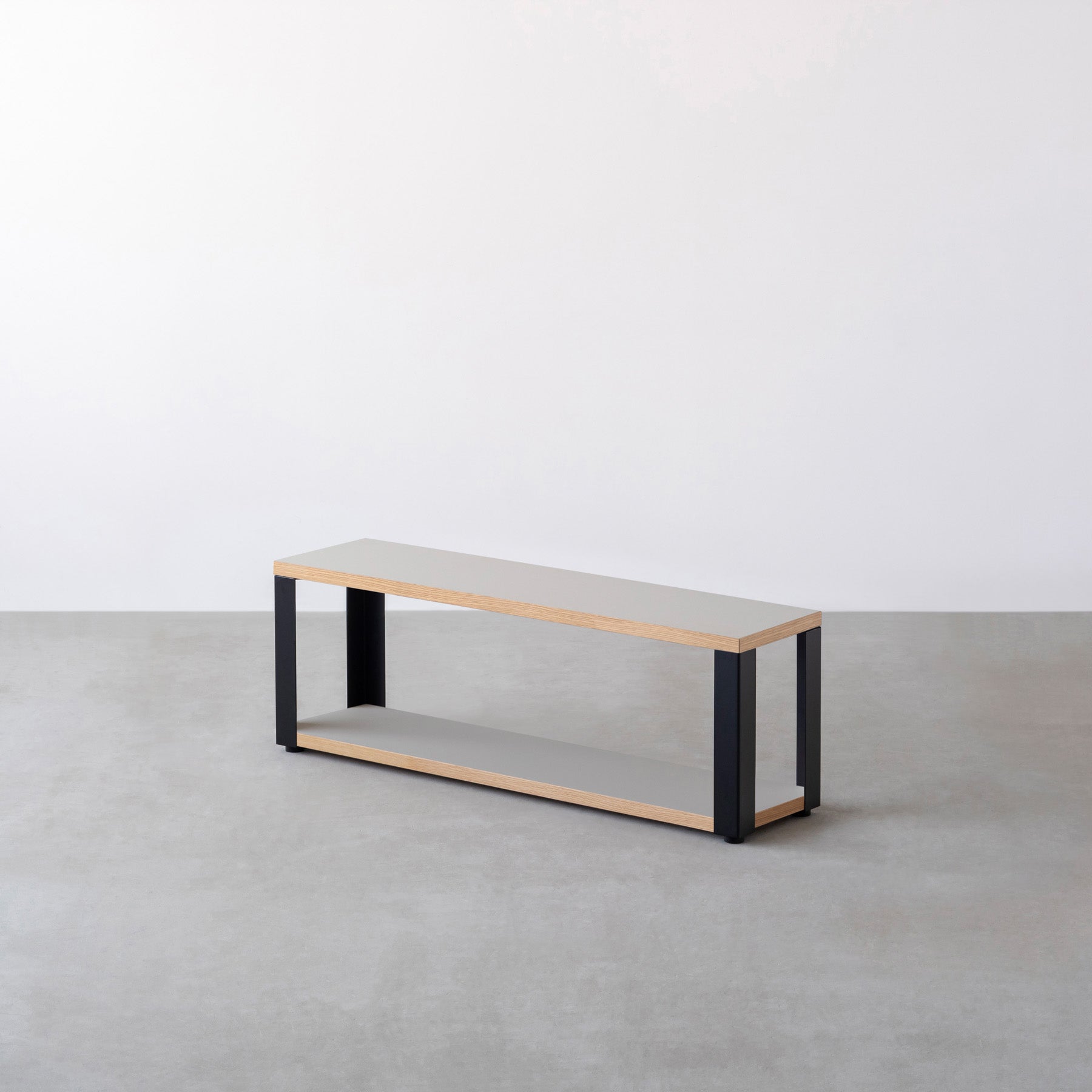 Kanademonoのリノリウム素材の棚板にブラックアイアンフレームを組み合わせた２段ストレージシェルフ /Pebble