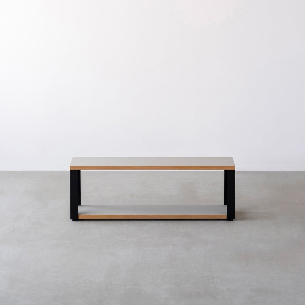 Kanademonoのリノリウム素材の棚板にブラックアイアンフレームを組み合わせた２段ストレージシェルフ /Pebble（正面）