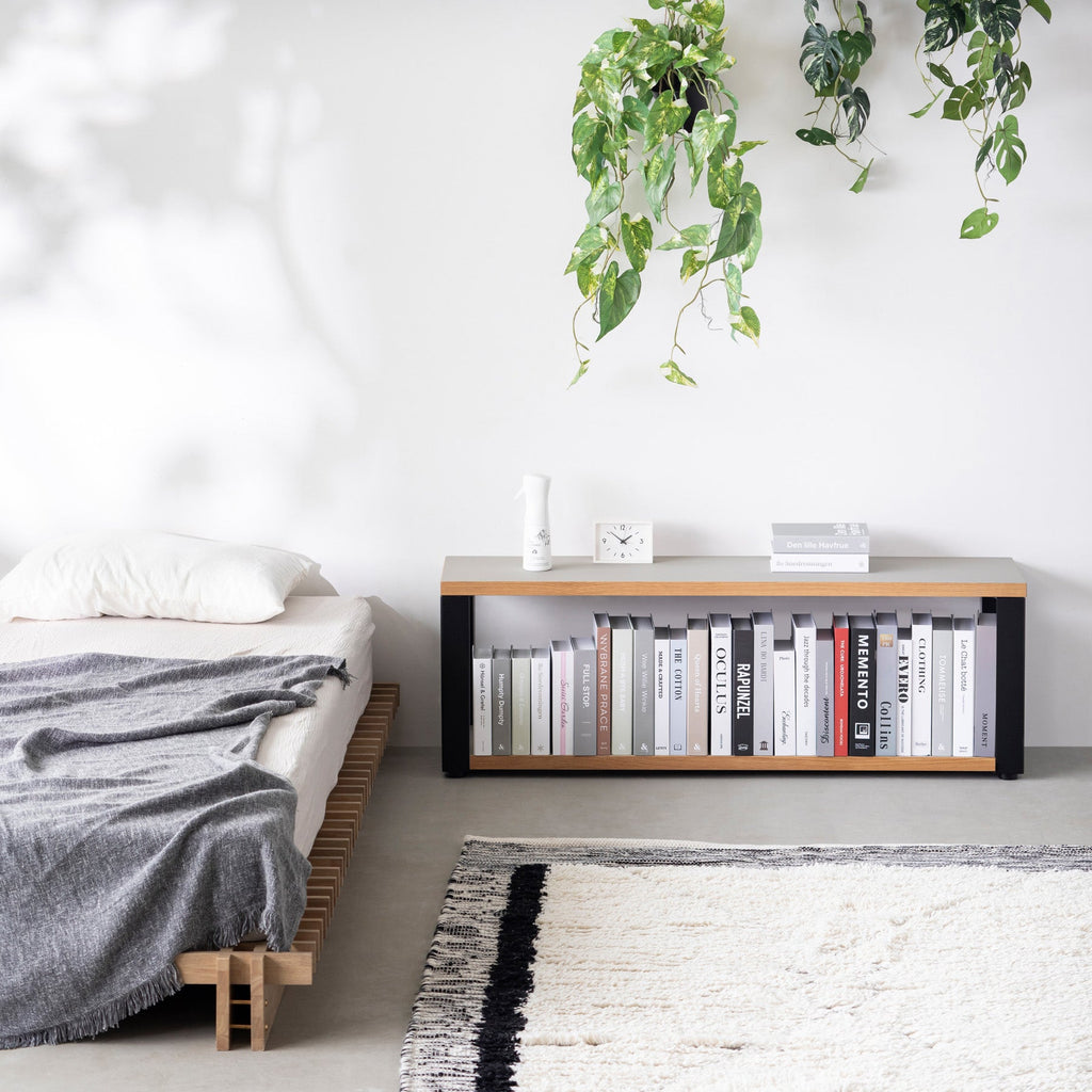 Kanademonoのリノリウム素材の棚板にブラックアイアンフレームを組み合わせた２段ストレージシェルフ /Pebble（使用例）