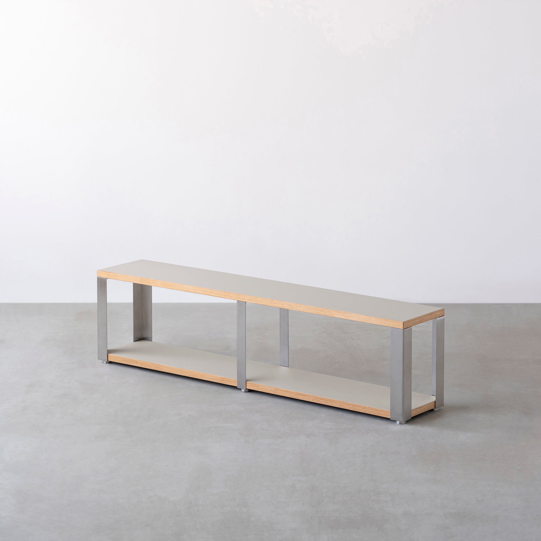 Kanademonoのリノリウム素材の棚板にステンレスフレームを組み合わせた２段ストレージシェルフM /Pebble