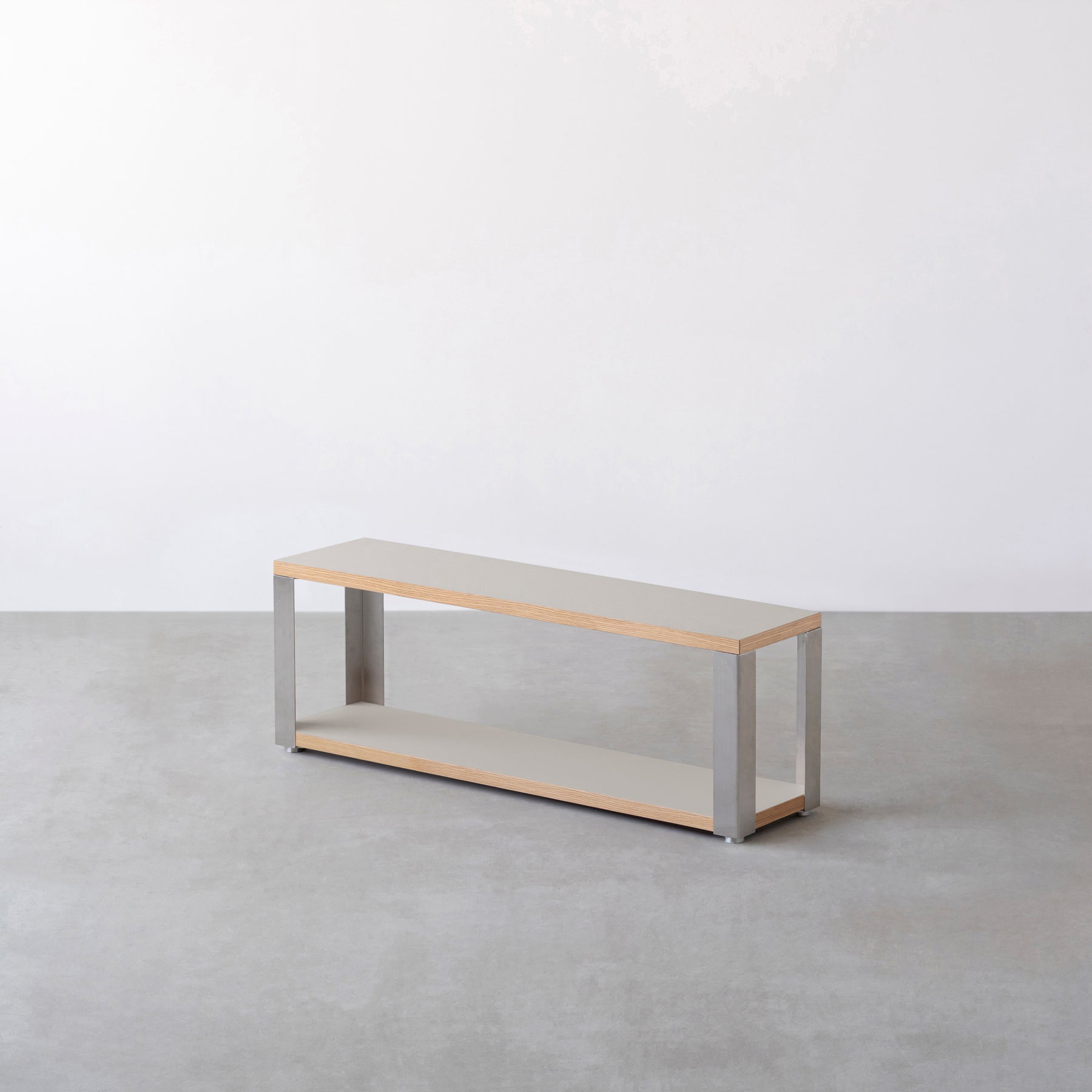 Kanademonoのリノリウム素材の棚板にステンレスフレームを組み合わせた２段ストレージシェルフ /Pebble