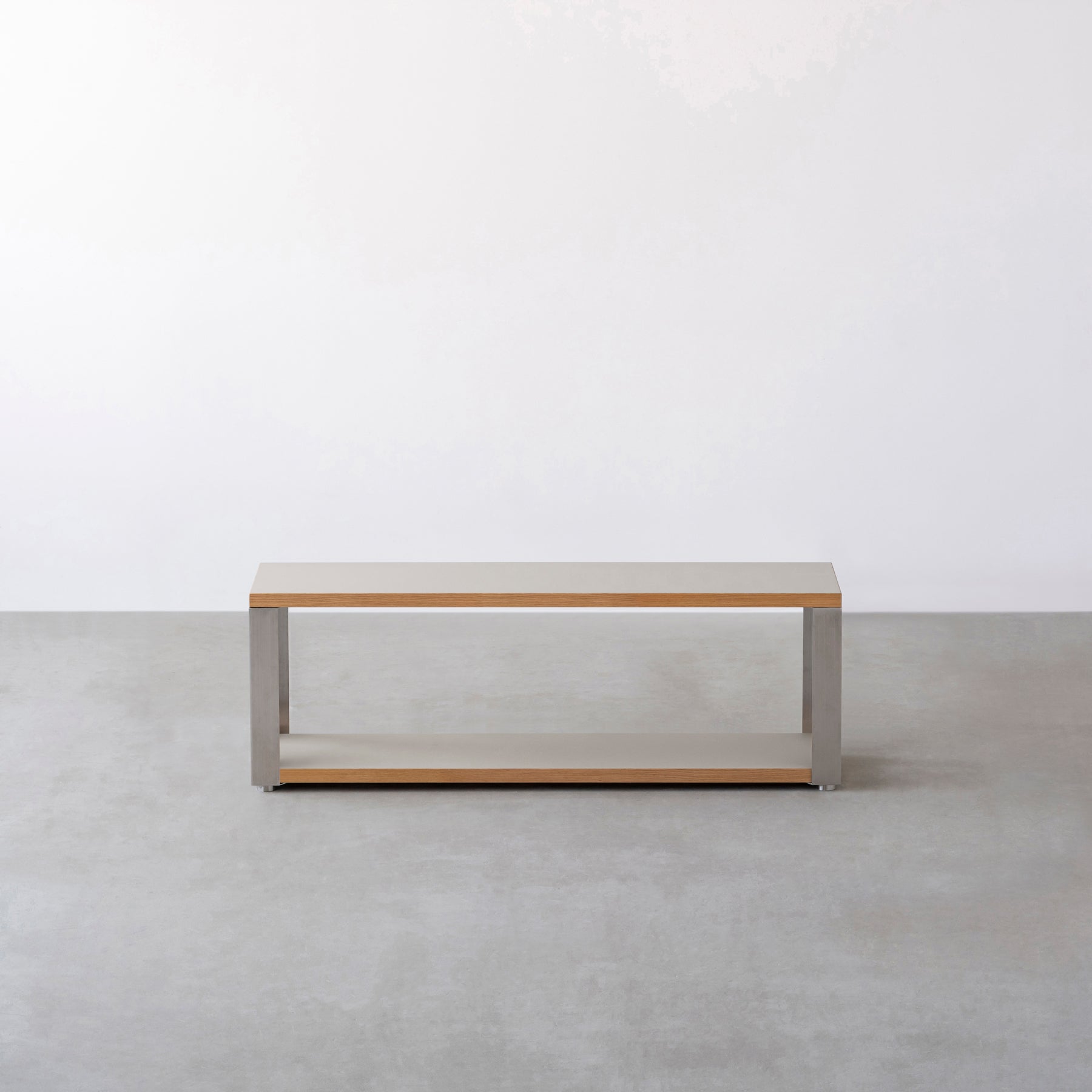 Kanademonoのリノリウム素材の棚板にステンレスフレームを組み合わせた２段ストレージシェルフ /Pebble（正面）