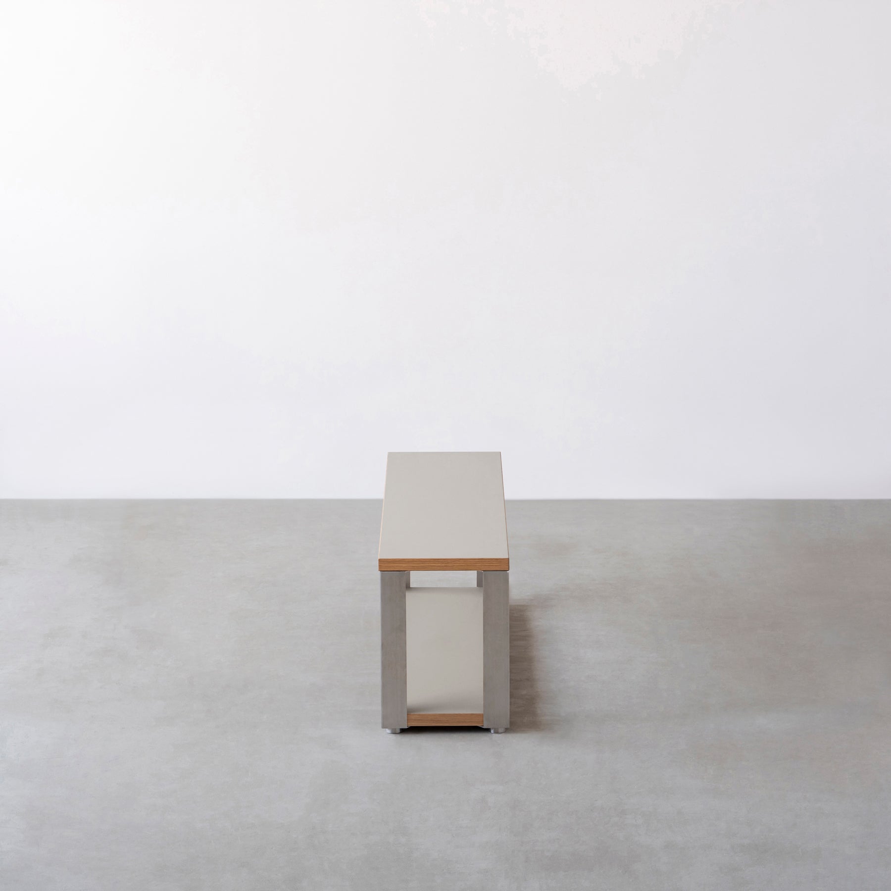 Kanademonoのリノリウム素材の棚板にステンレスフレームを組み合わせた２段ストレージシェルフ /Pebble（側面）