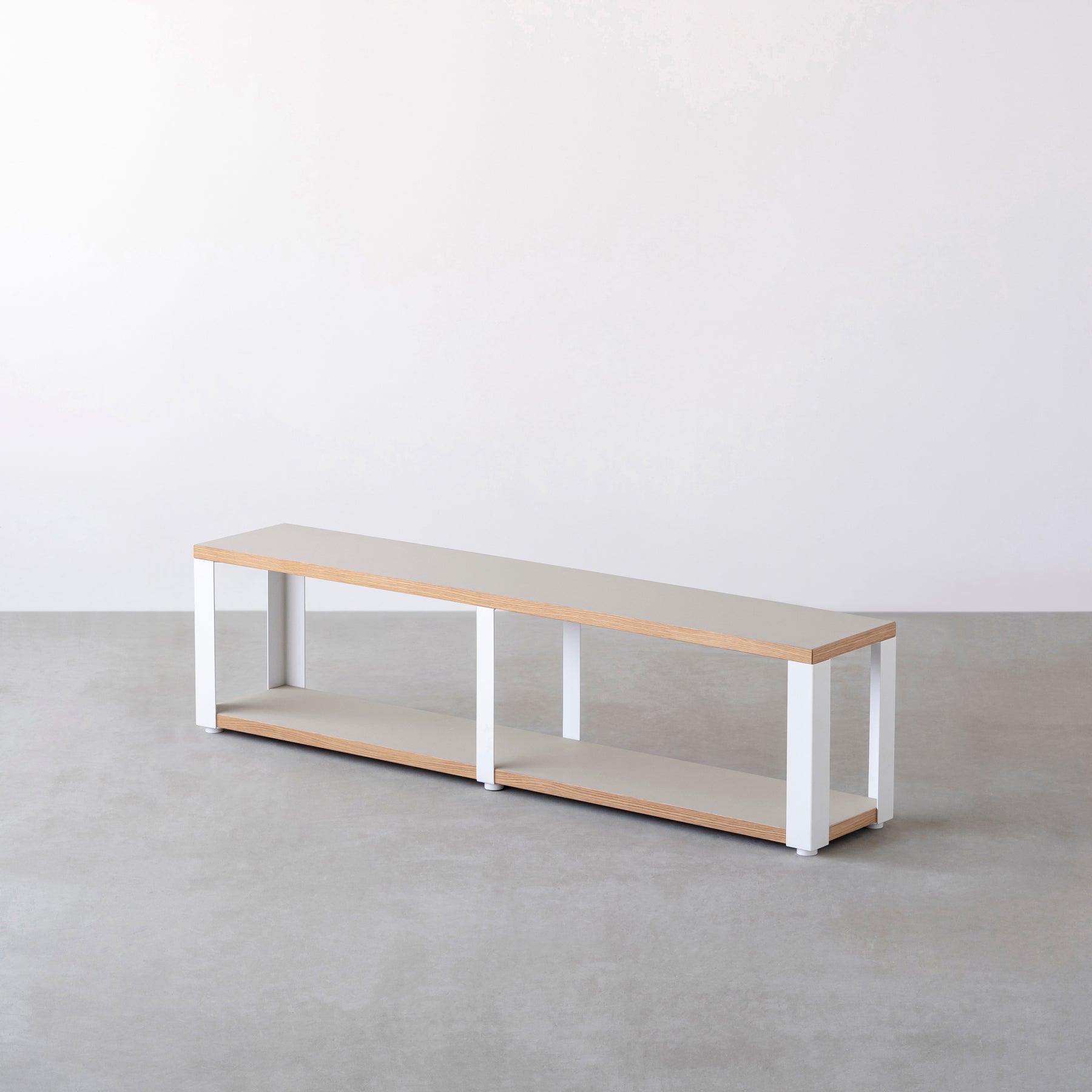 Kanademonoのリノリウム素材の棚板にホワイトのアイアンフレームを組み合わせた２段ストレージシェルフM /Pebble