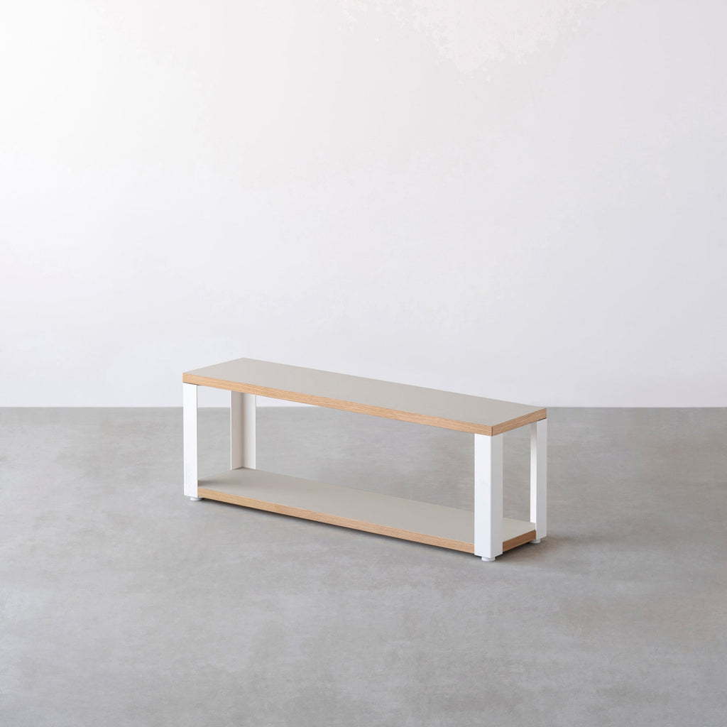 Kanademonoのリノリウム素材の棚板にホワイトのアイアンフレームを組み合わせた２段ストレージシェルフ /Pebble